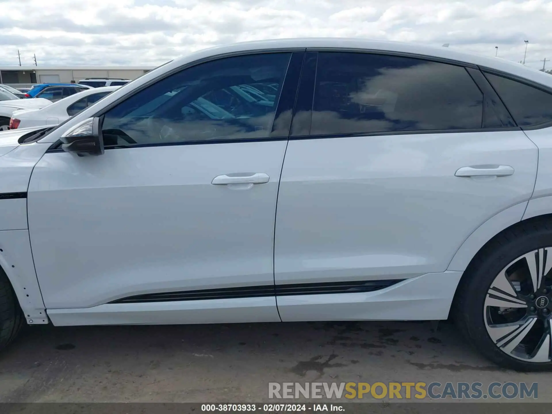 15 fotografías del automóvil dañado WA1DABGE2RB007345 AUDI Q8 E-TRON 2024