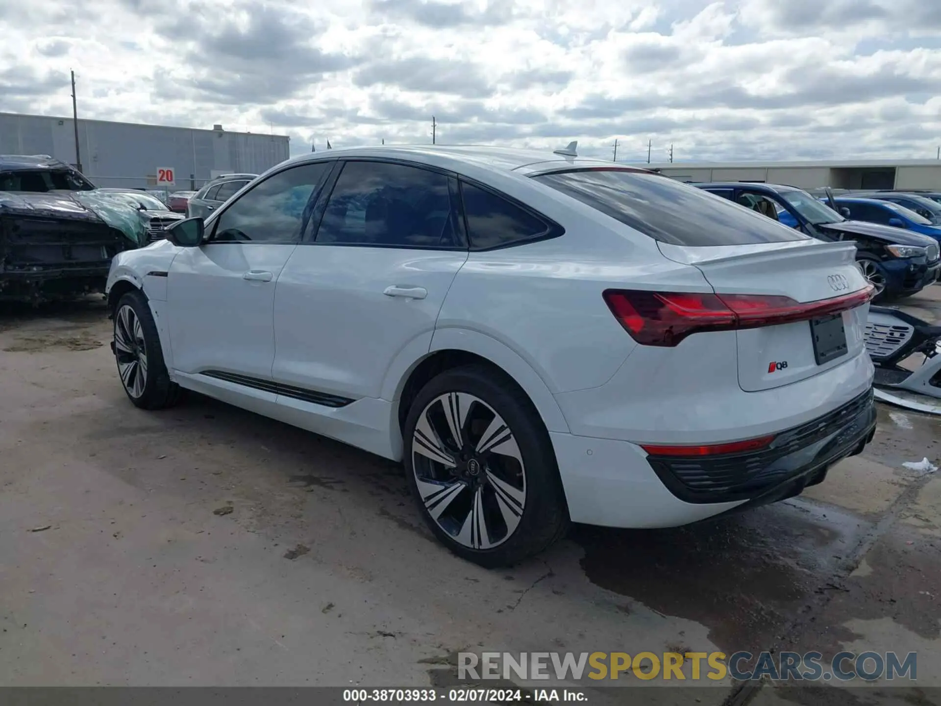 3 fotografías del automóvil dañado WA1DABGE2RB007345 AUDI Q8 E-TRON 2024