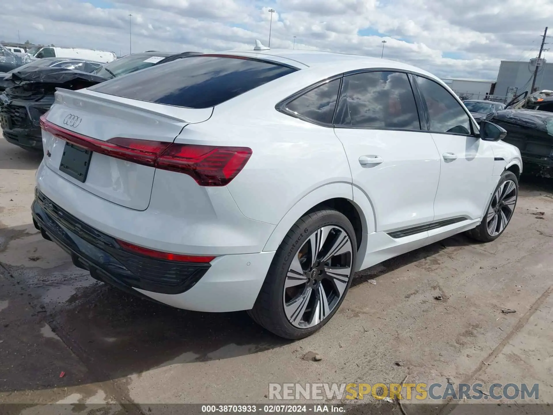4 fotografías del automóvil dañado WA1DABGE2RB007345 AUDI Q8 E-TRON 2024