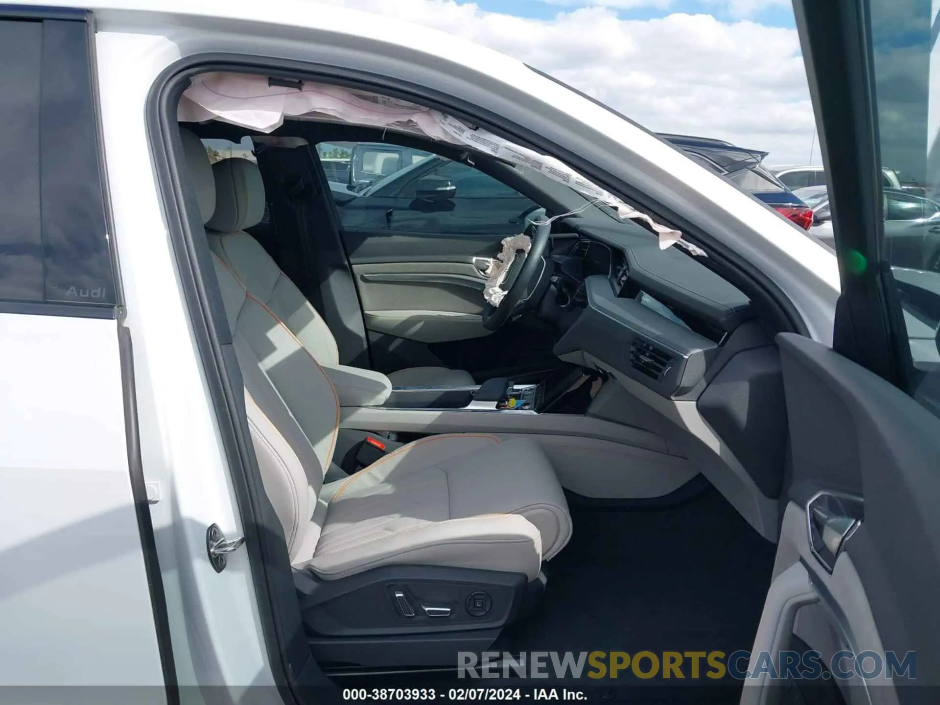 5 fotografías del automóvil dañado WA1DABGE2RB007345 AUDI Q8 E-TRON 2024