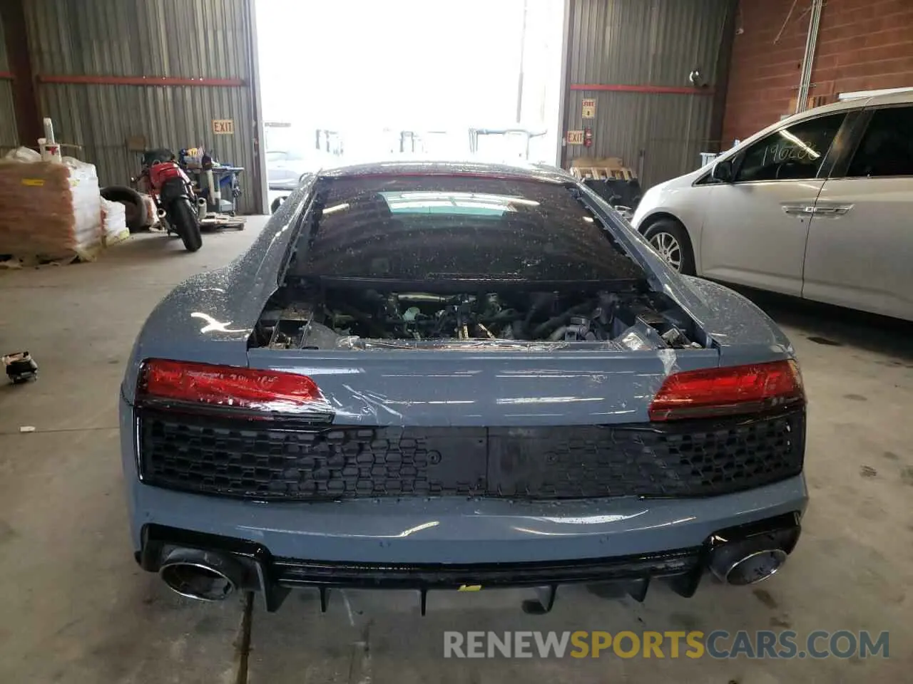 6 fotografías del automóvil dañado WUAEEAFX4L7900304 AUDI R8 2020