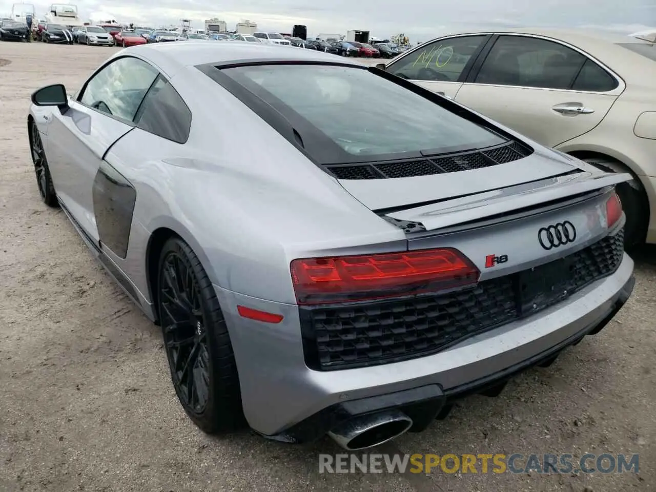 3 fotografías del automóvil dañado WUAEEAFX4L7900870 AUDI R8 2020