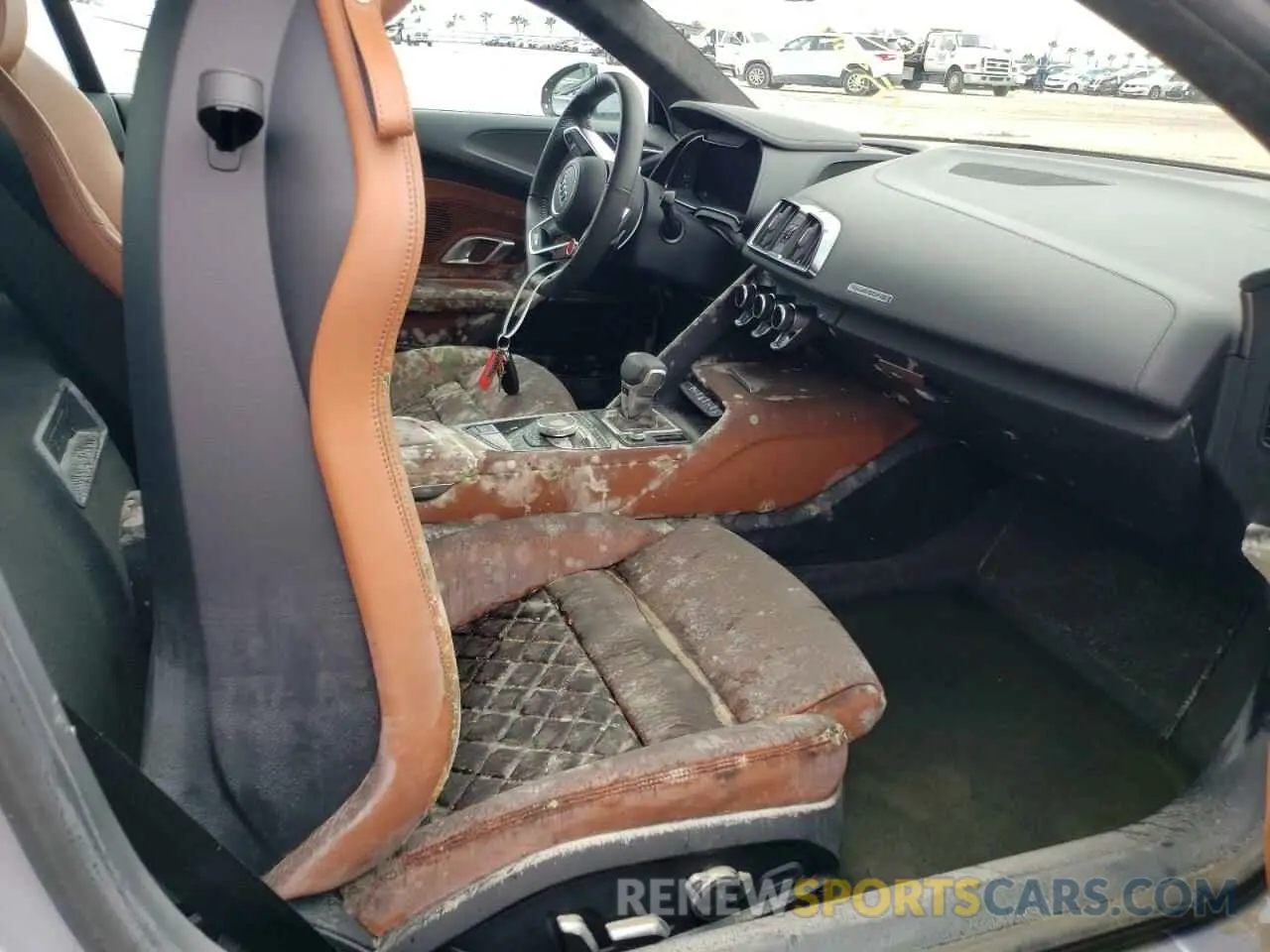 5 fotografías del automóvil dañado WUAEEAFX4L7900870 AUDI R8 2020