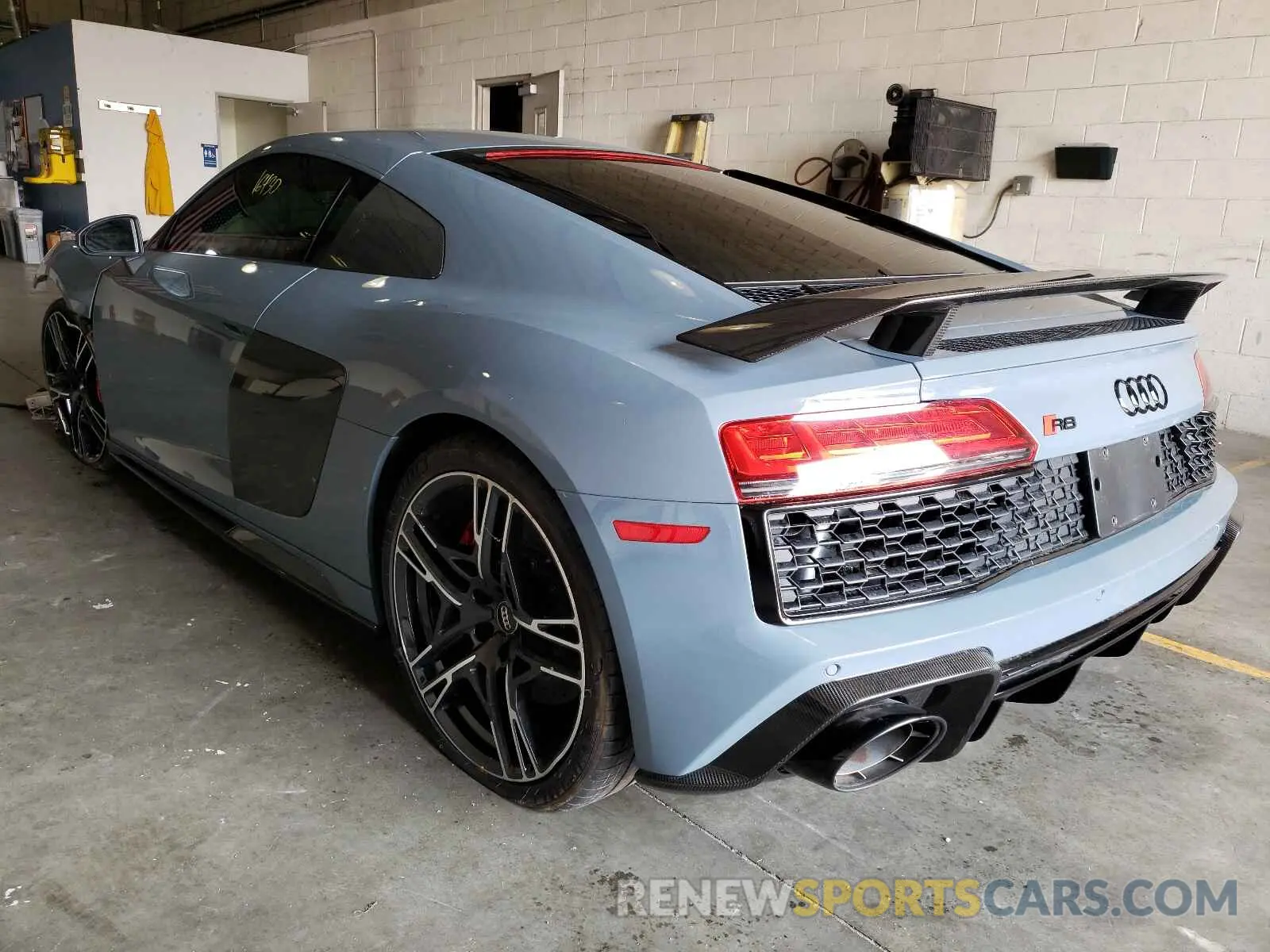 3 fotografías del automóvil dañado WUAKBAFX0L7900554 AUDI R8 2020