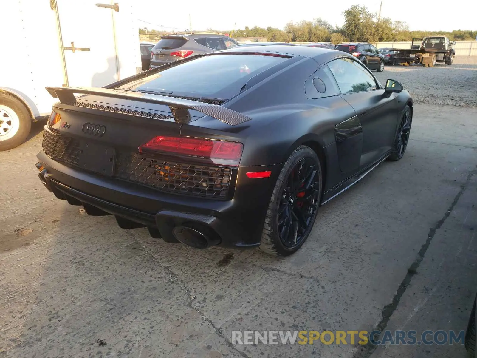 4 fotografías del automóvil dañado WUAKBAFX7L7900566 AUDI R8 2020