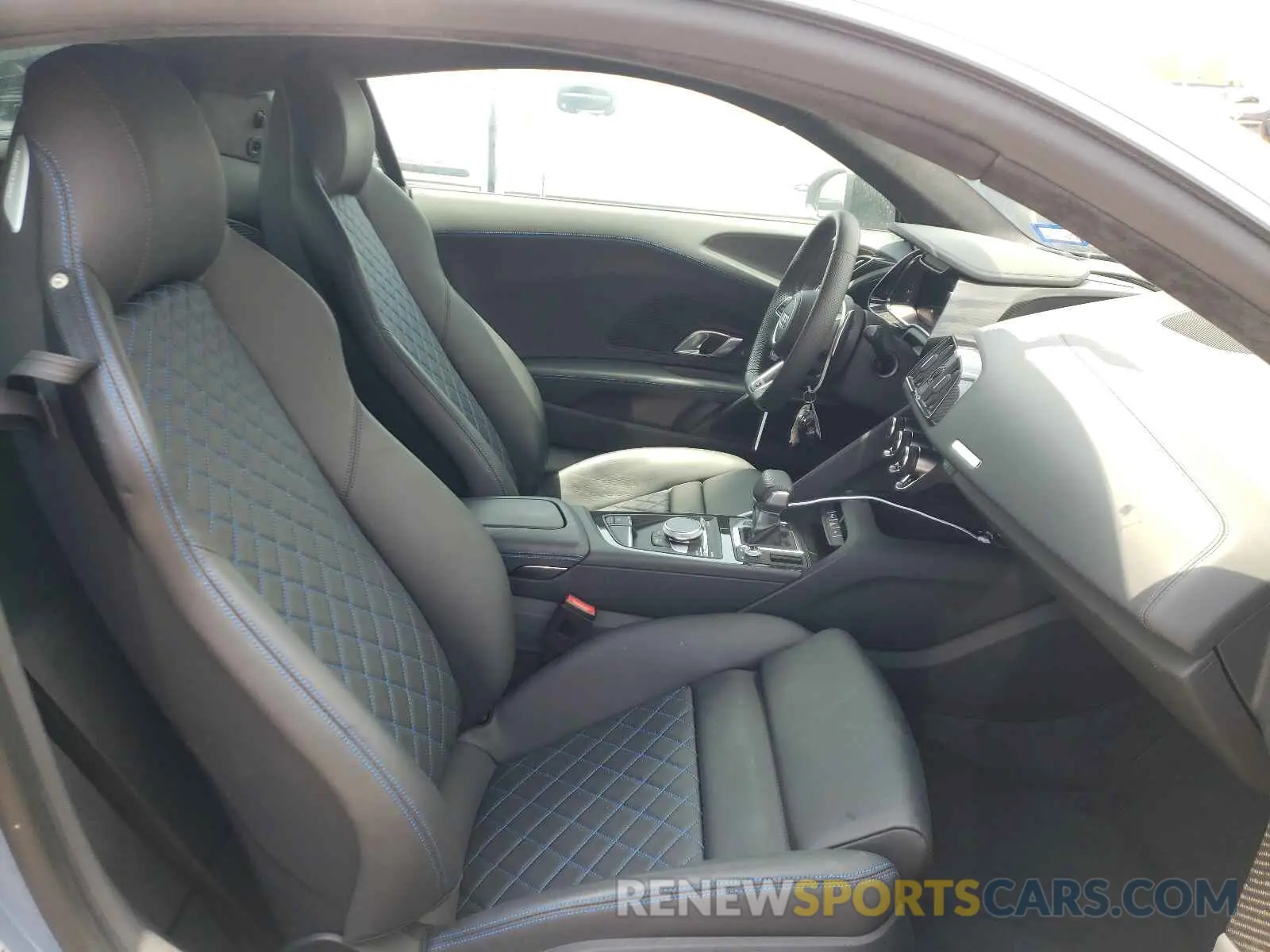 5 fotografías del automóvil dañado WUAKBAFX7L7901183 AUDI R8 2020