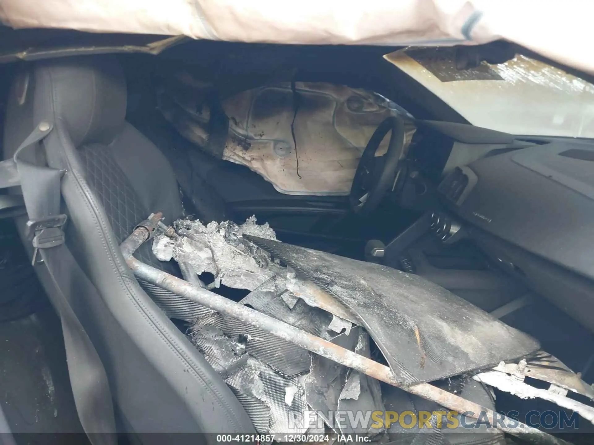 5 fotografías del automóvil dañado WUAKBAFX5M7900468 AUDI R8 2021