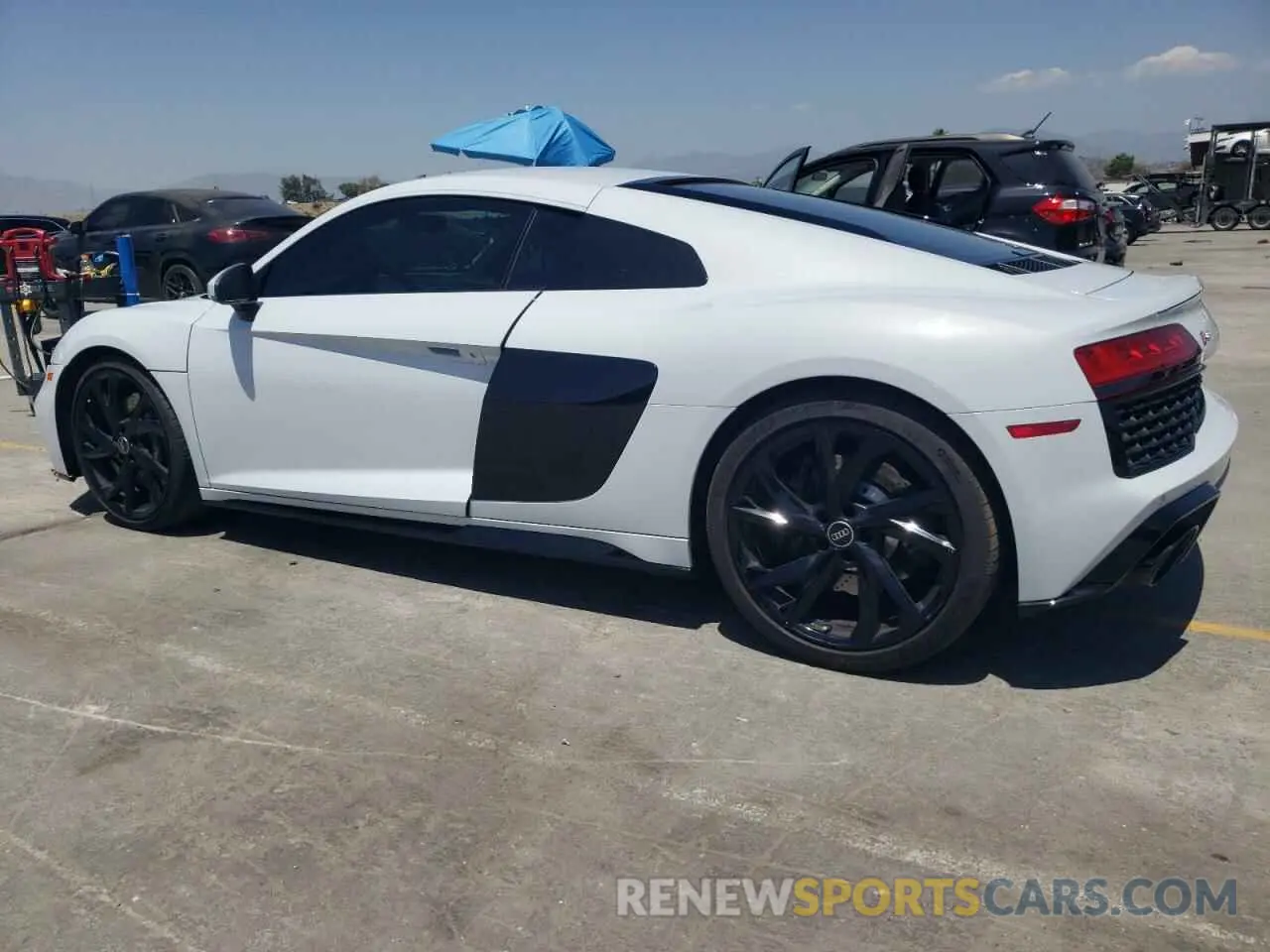 2 fotografías del automóvil dañado WUACEAFX9P7900103 AUDI R8 2023