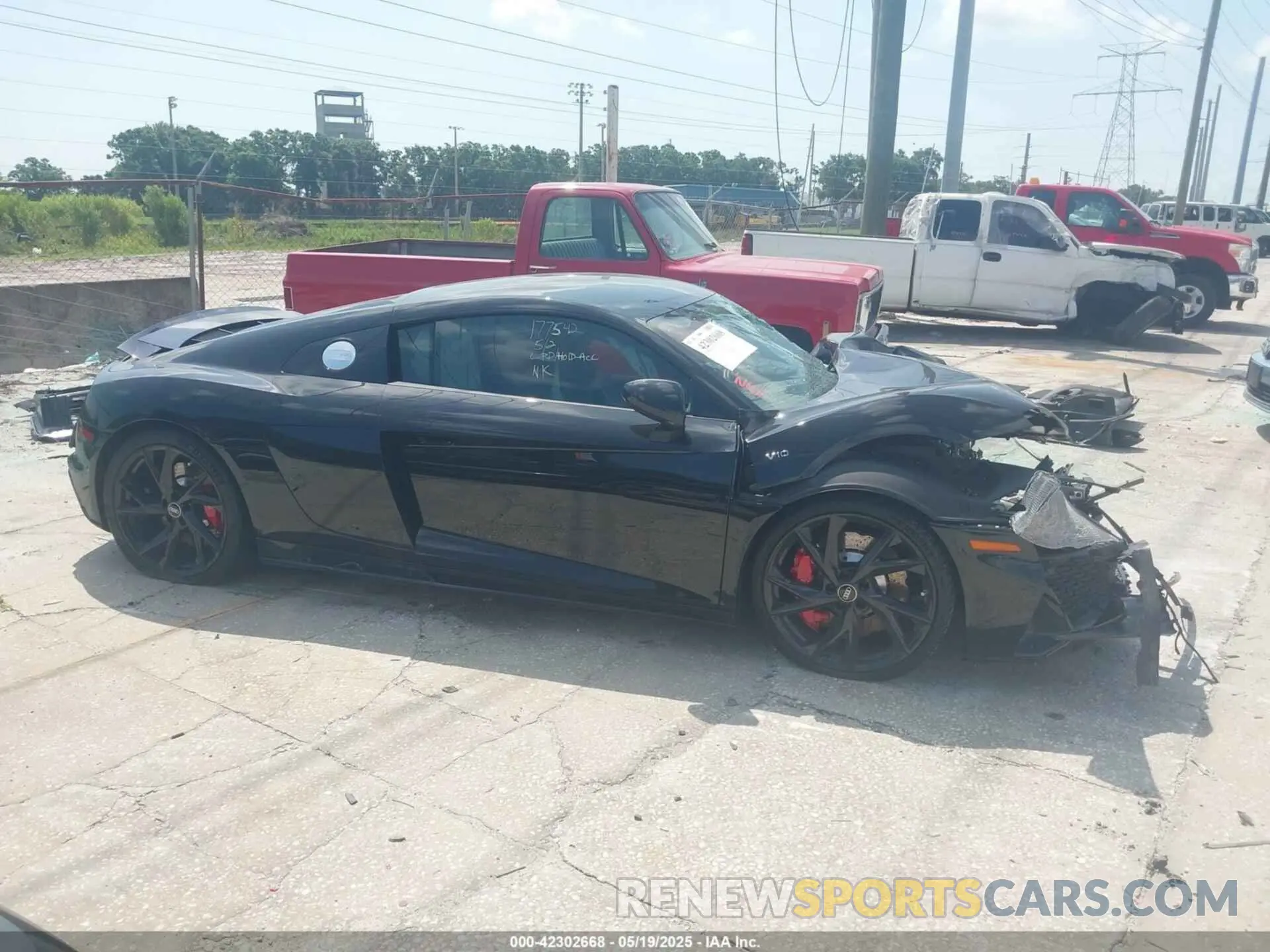 13 fotografías del automóvil dañado WUACEAFX9P7900280 AUDI R8 2023