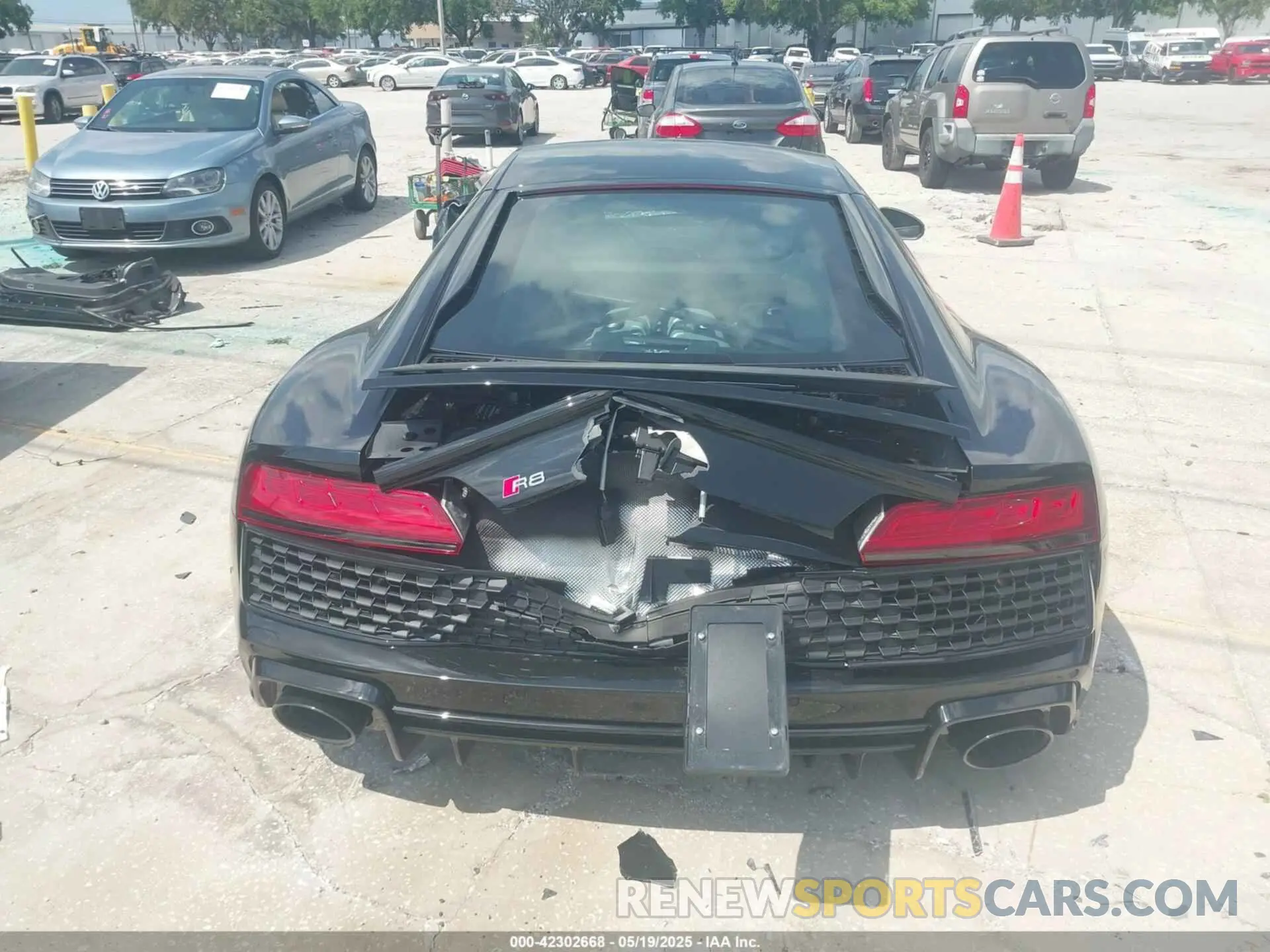 16 fotografías del automóvil dañado WUACEAFX9P7900280 AUDI R8 2023