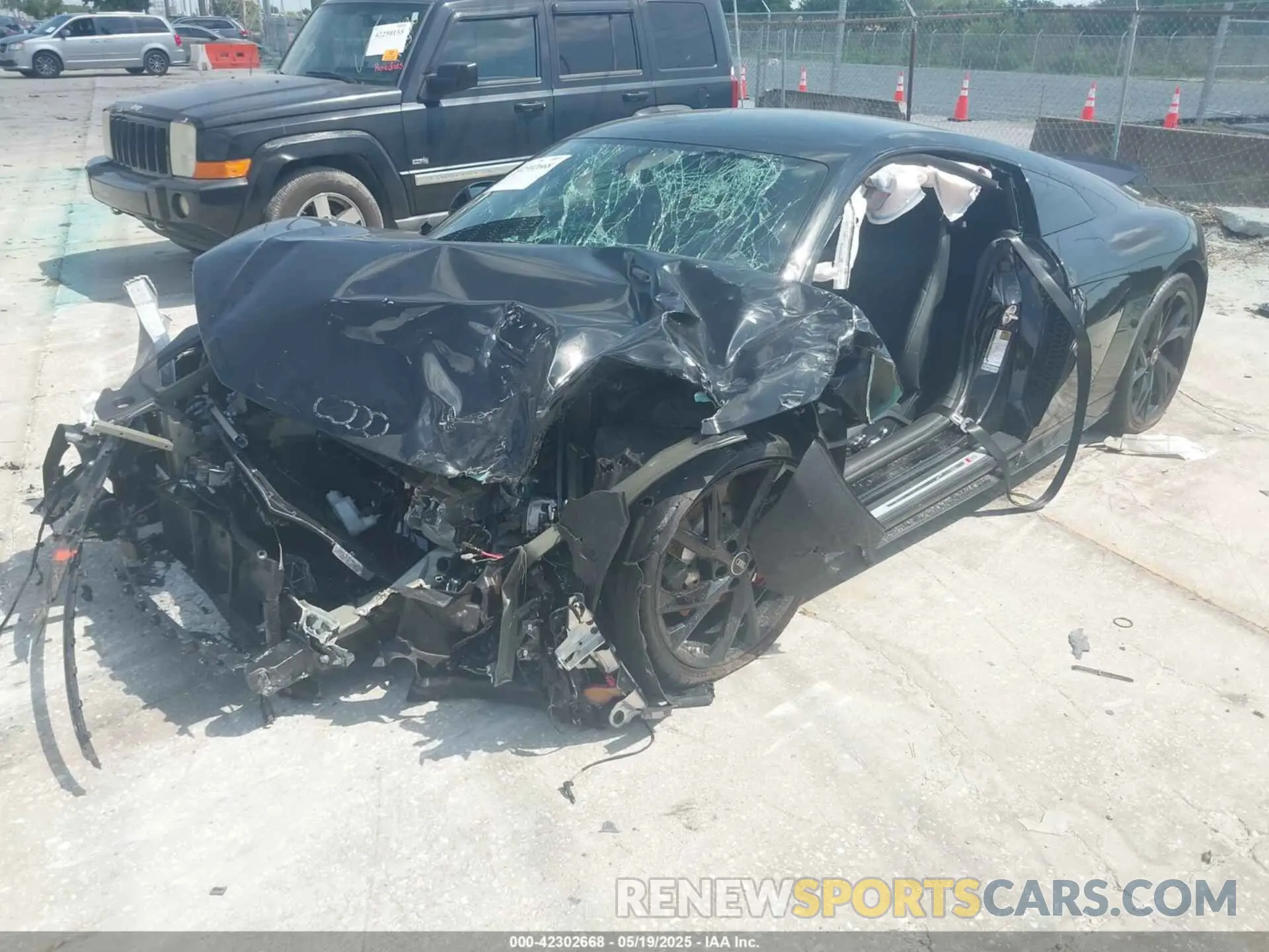 2 fotografías del automóvil dañado WUACEAFX9P7900280 AUDI R8 2023