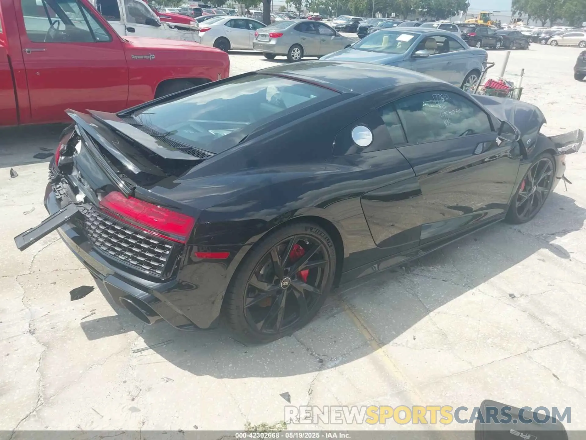 4 fotografías del automóvil dañado WUACEAFX9P7900280 AUDI R8 2023