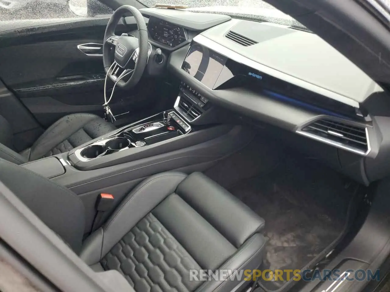 8 fotografías del automóvil dañado WAUBHBFWXR7901726 AUDI RS E-TRON 2024