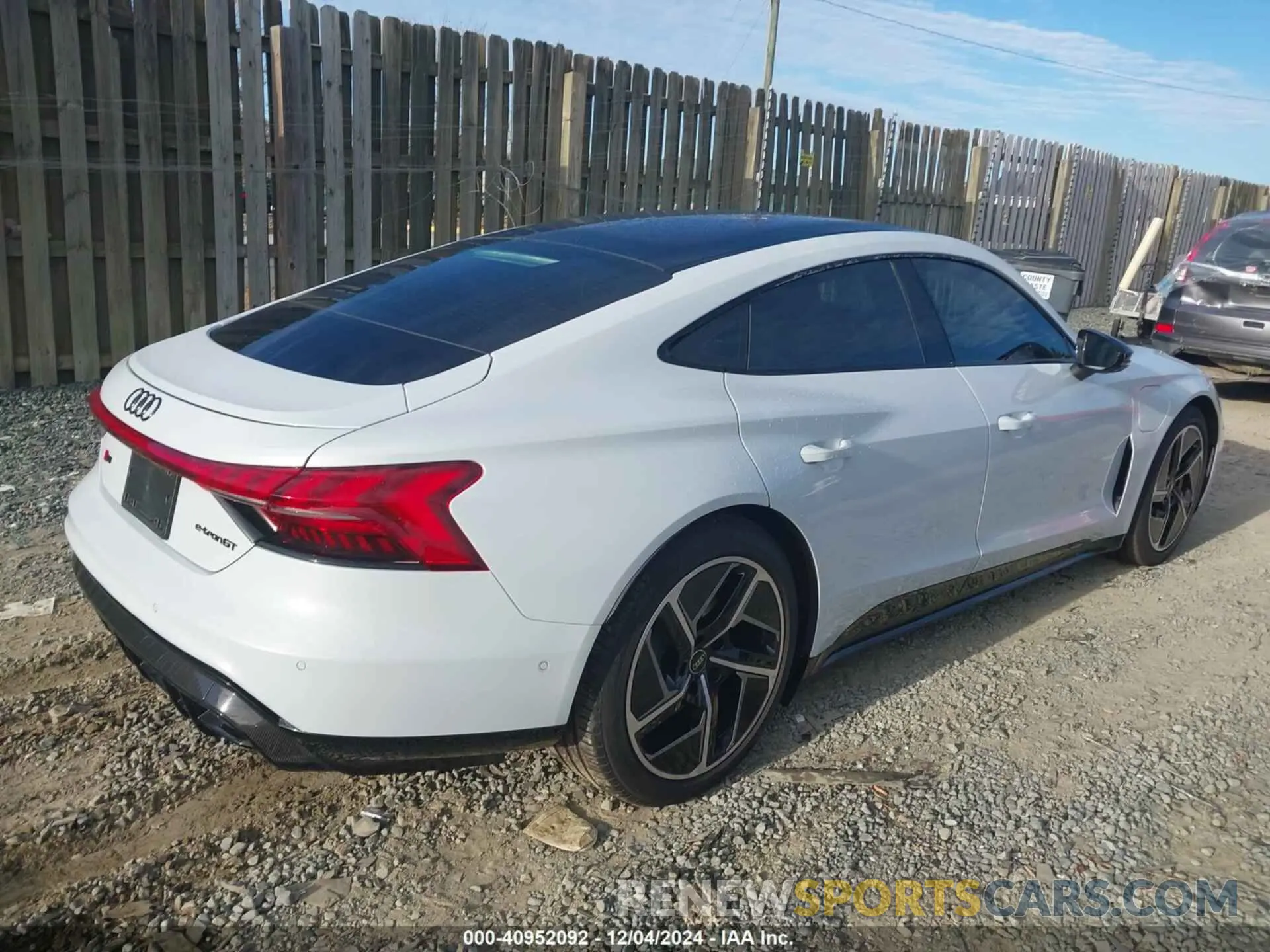 4 fotografías del automóvil dañado WAUBHBFW5P7903655 AUDI RS E-TRON GT 2023