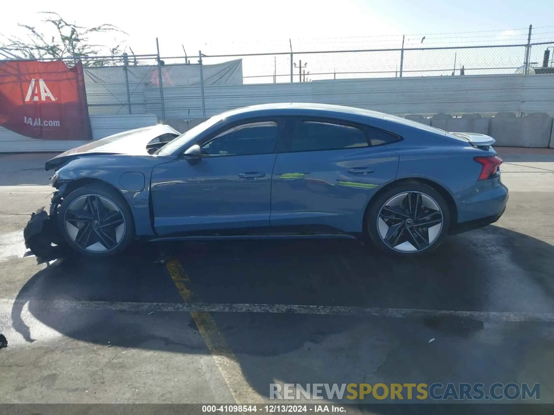 14 fotografías del automóvil dañado WAUBHBFWXP7903277 AUDI RS E-TRON GT 2023