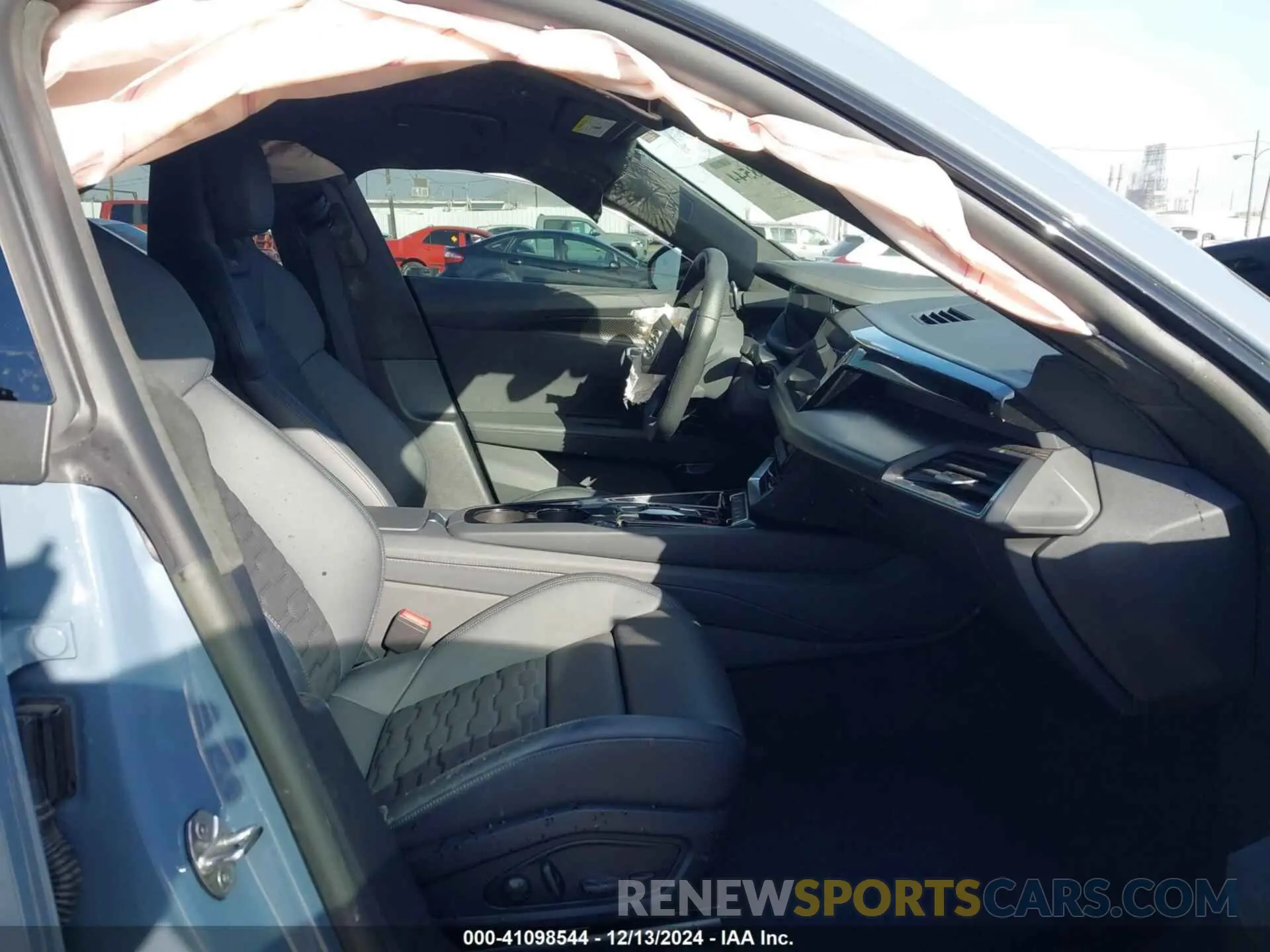 5 fotografías del automóvil dañado WAUBHBFWXP7903277 AUDI RS E-TRON GT 2023