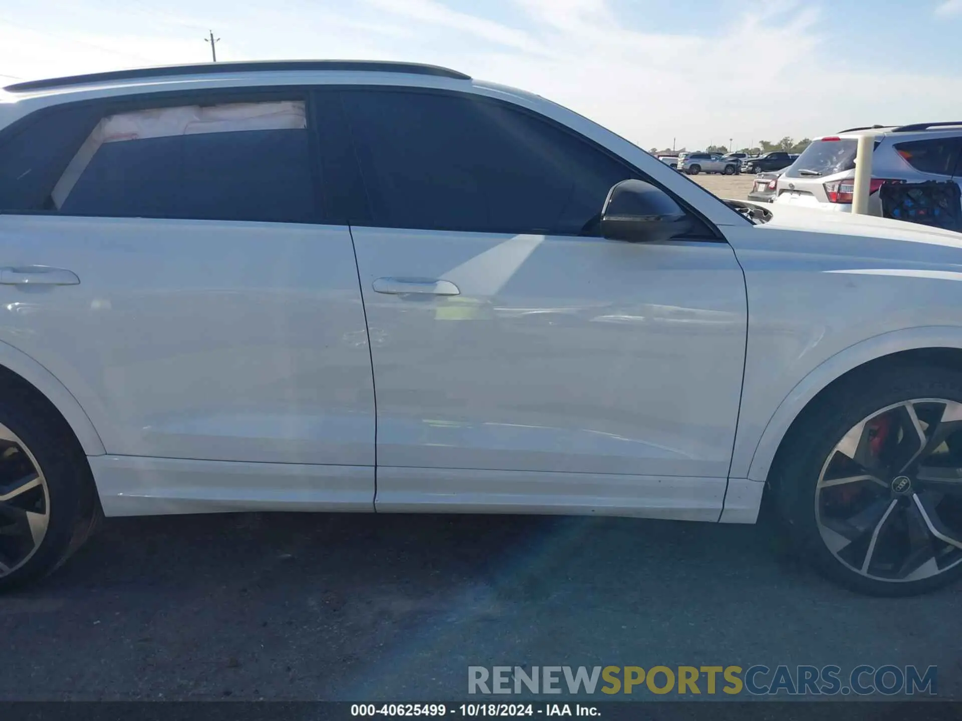 14 fotografías del automóvil dañado WU1ARBF17ND008377 AUDI RS Q8 2022