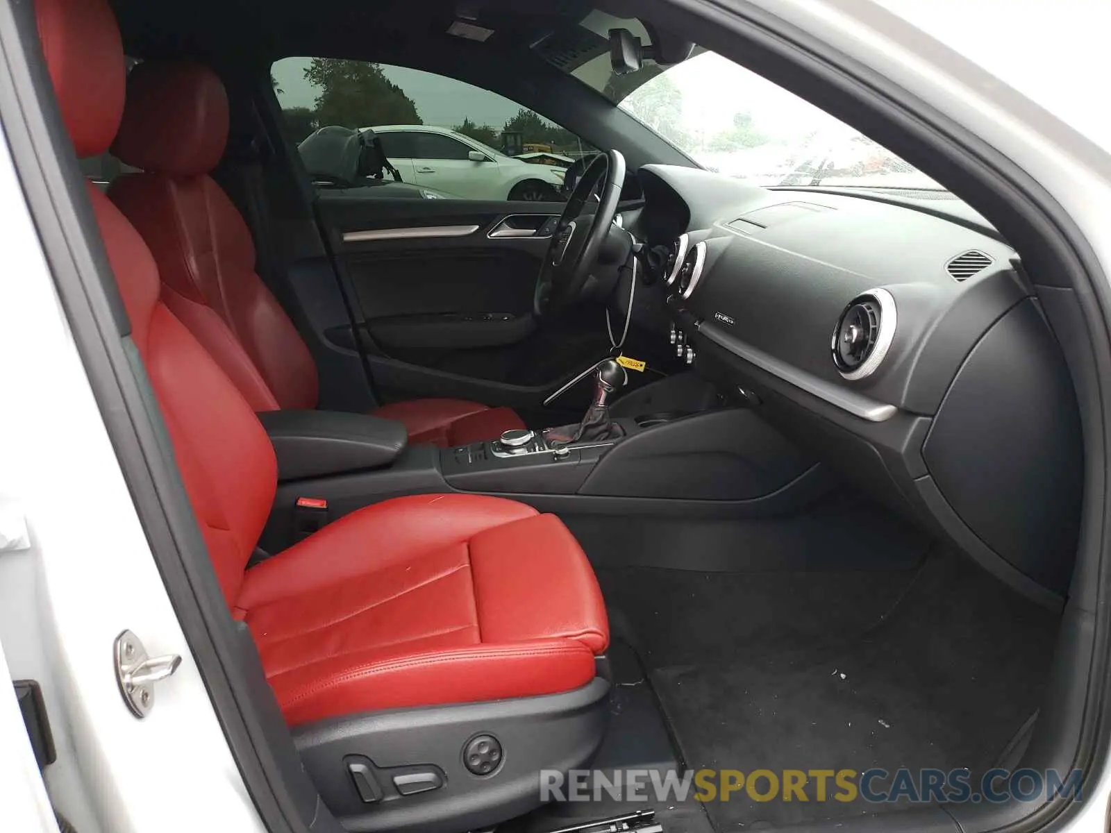 5 fotografías del automóvil dañado WUABWGFF0KA907651 AUDI RS3 2019
