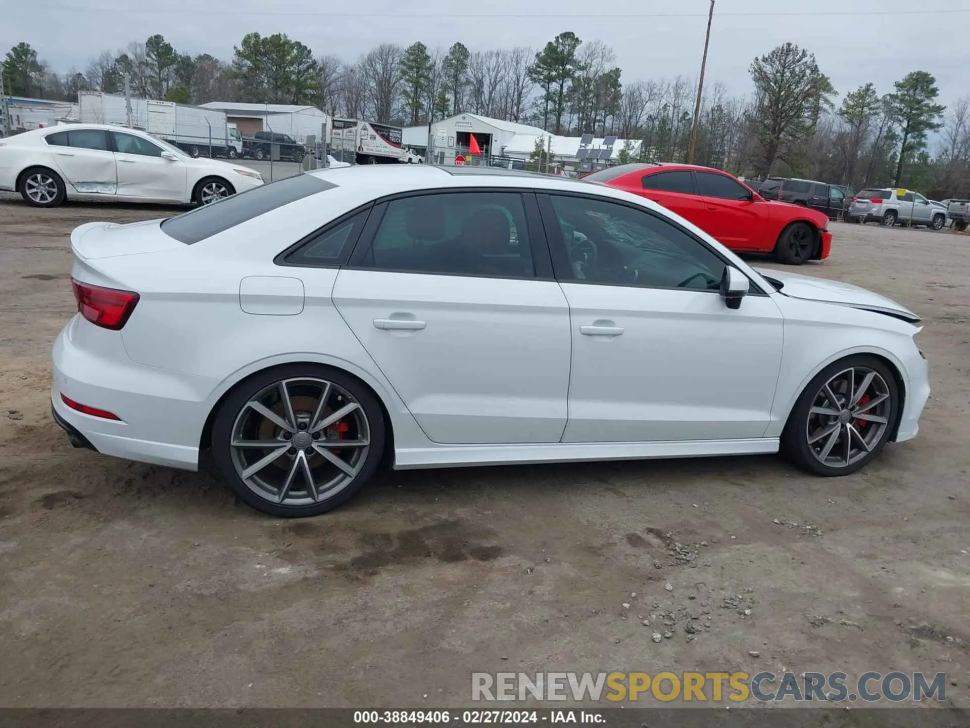 13 fotografías del automóvil dañado WAUB1GFF4J1012560 AUDI S3 2018