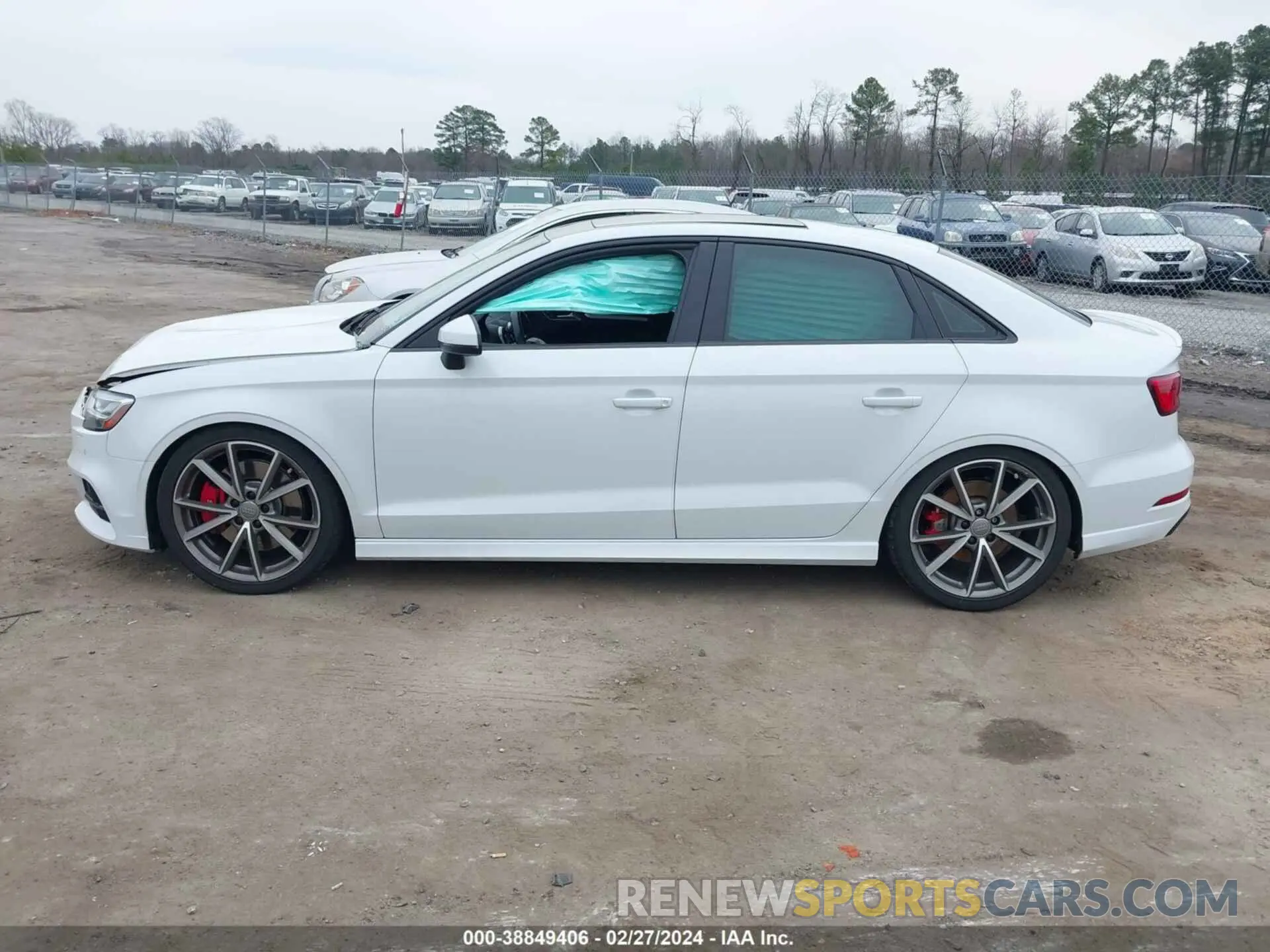14 fotografías del automóvil dañado WAUB1GFF4J1012560 AUDI S3 2018