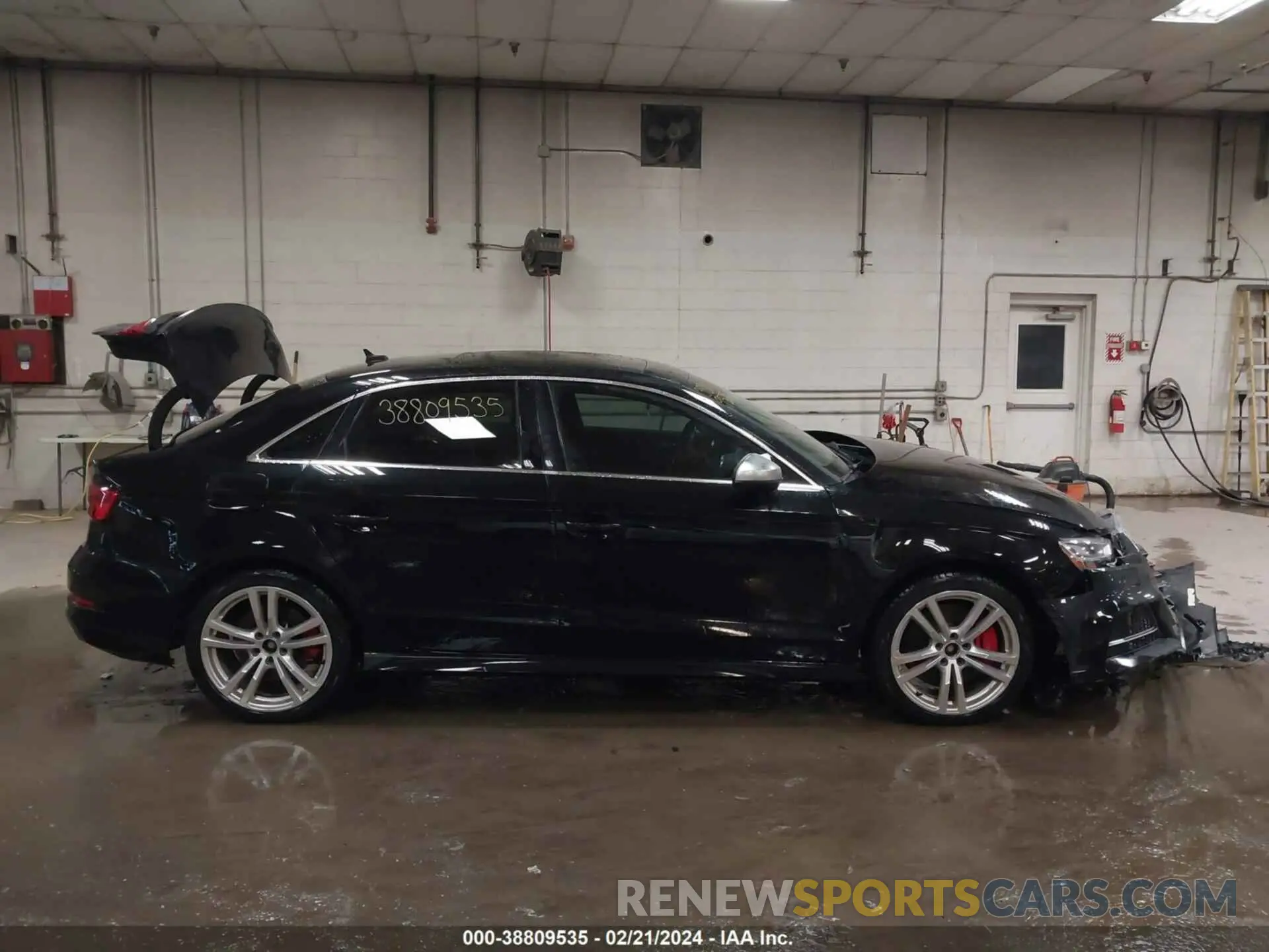 13 fotografías del automóvil dañado WAUB1GFF6K1021830 AUDI S3 2019