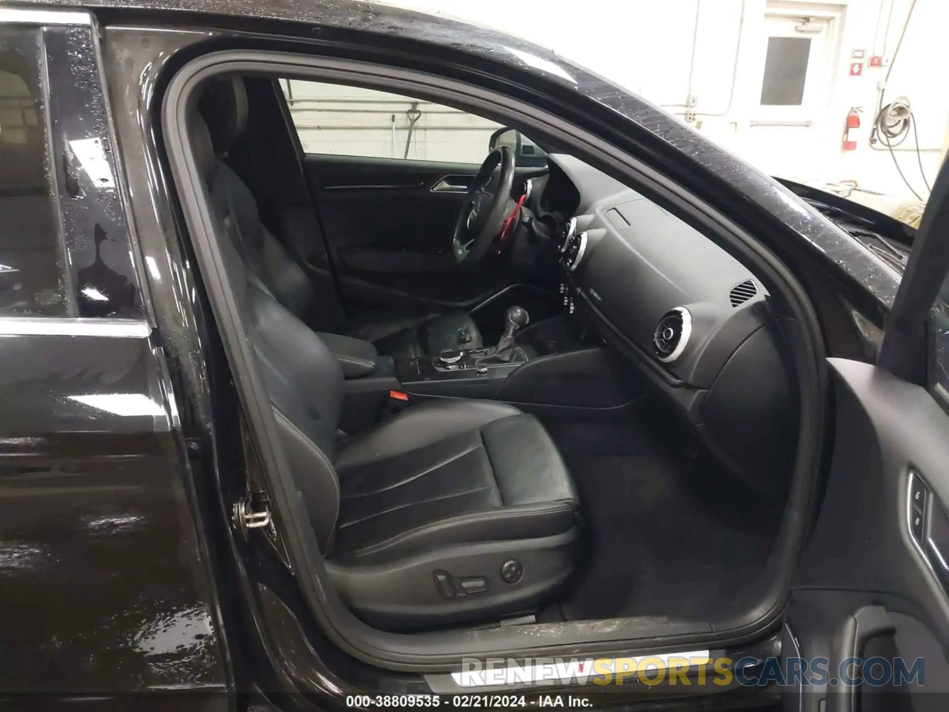 5 fotografías del automóvil dañado WAUB1GFF6K1021830 AUDI S3 2019