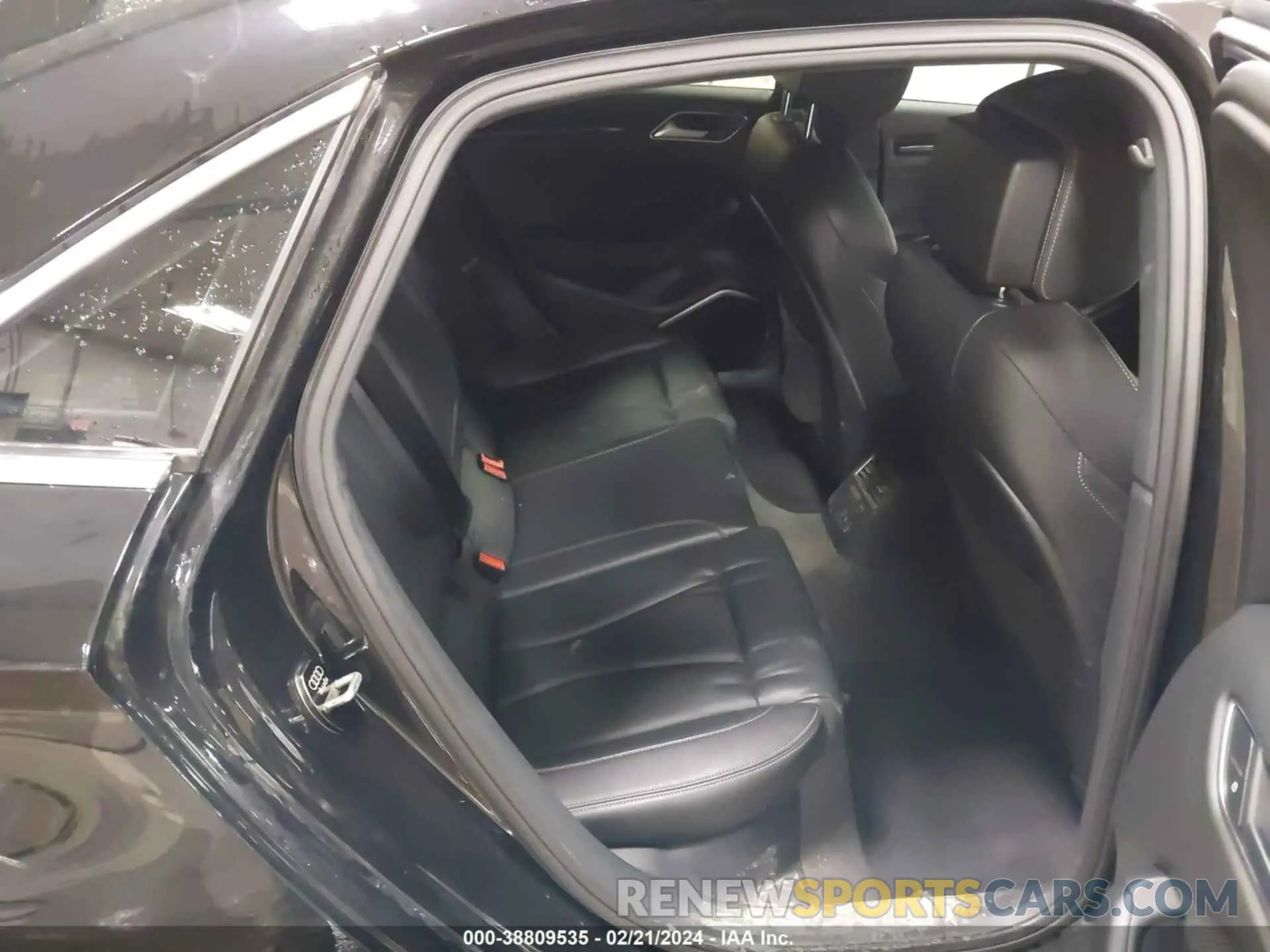 8 fotografías del automóvil dañado WAUB1GFF6K1021830 AUDI S3 2019