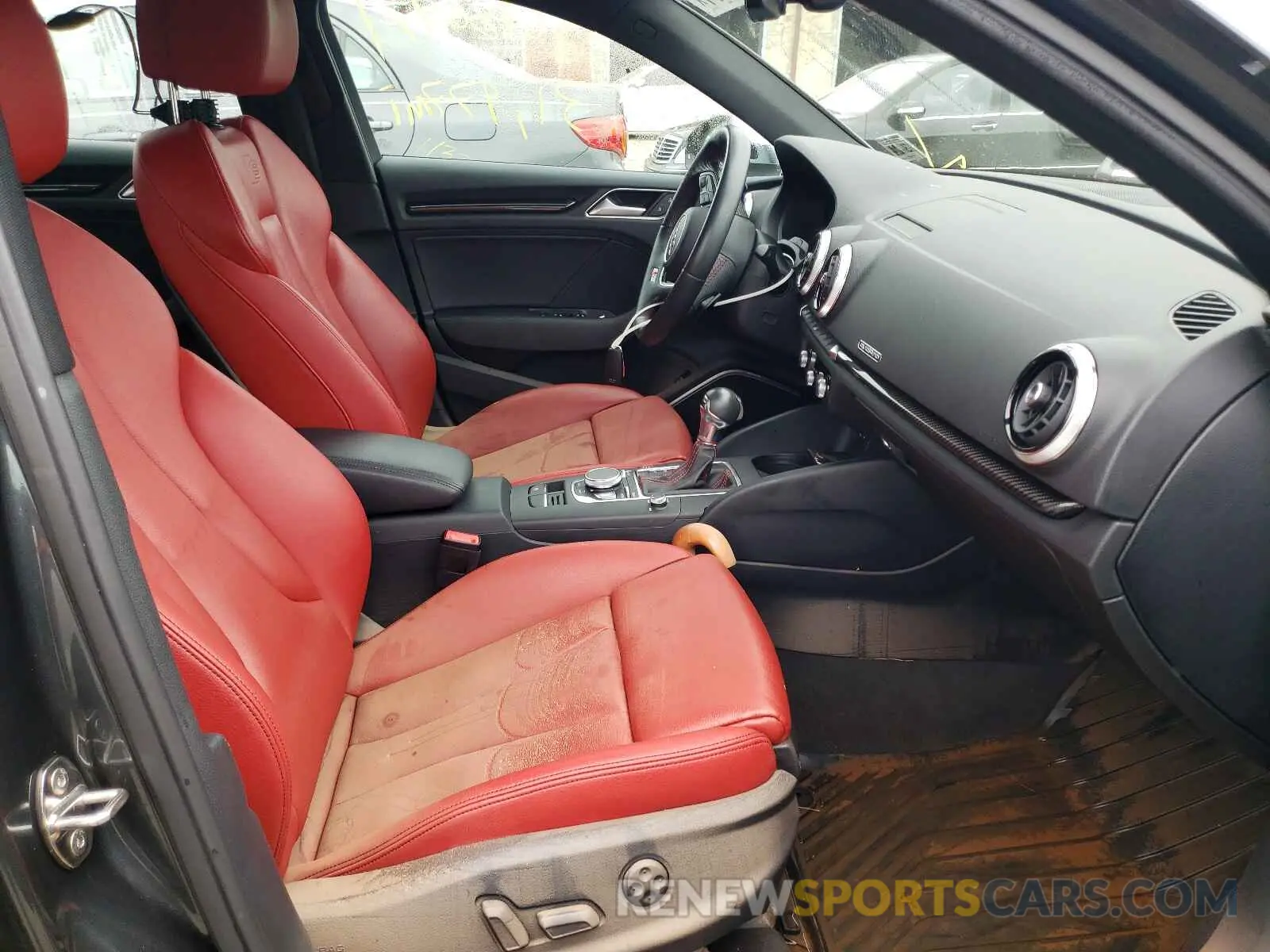 5 fotografías del automóvil dañado WAUB1GFF8K1021876 AUDI S3 2019