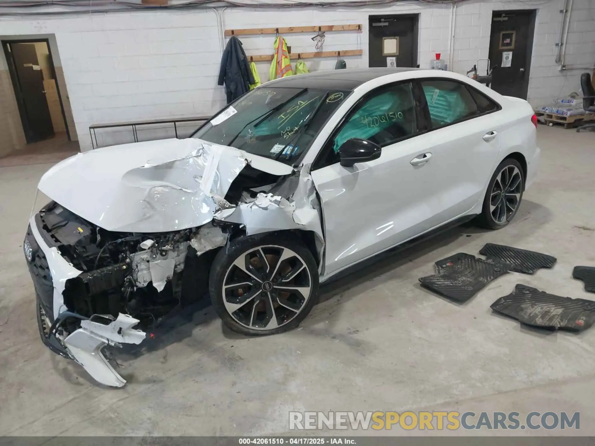 2 fotografías del automóvil dañado WAUG3DGY0PA045966 AUDI S3 2023