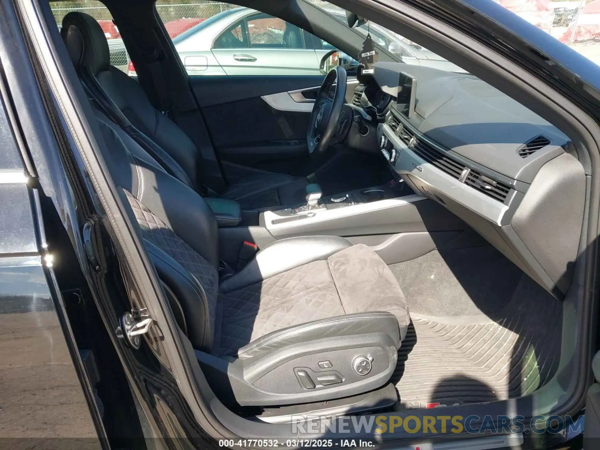 5 fotografías del automóvil dañado WAUA4AF40KA002169 AUDI S4 2019