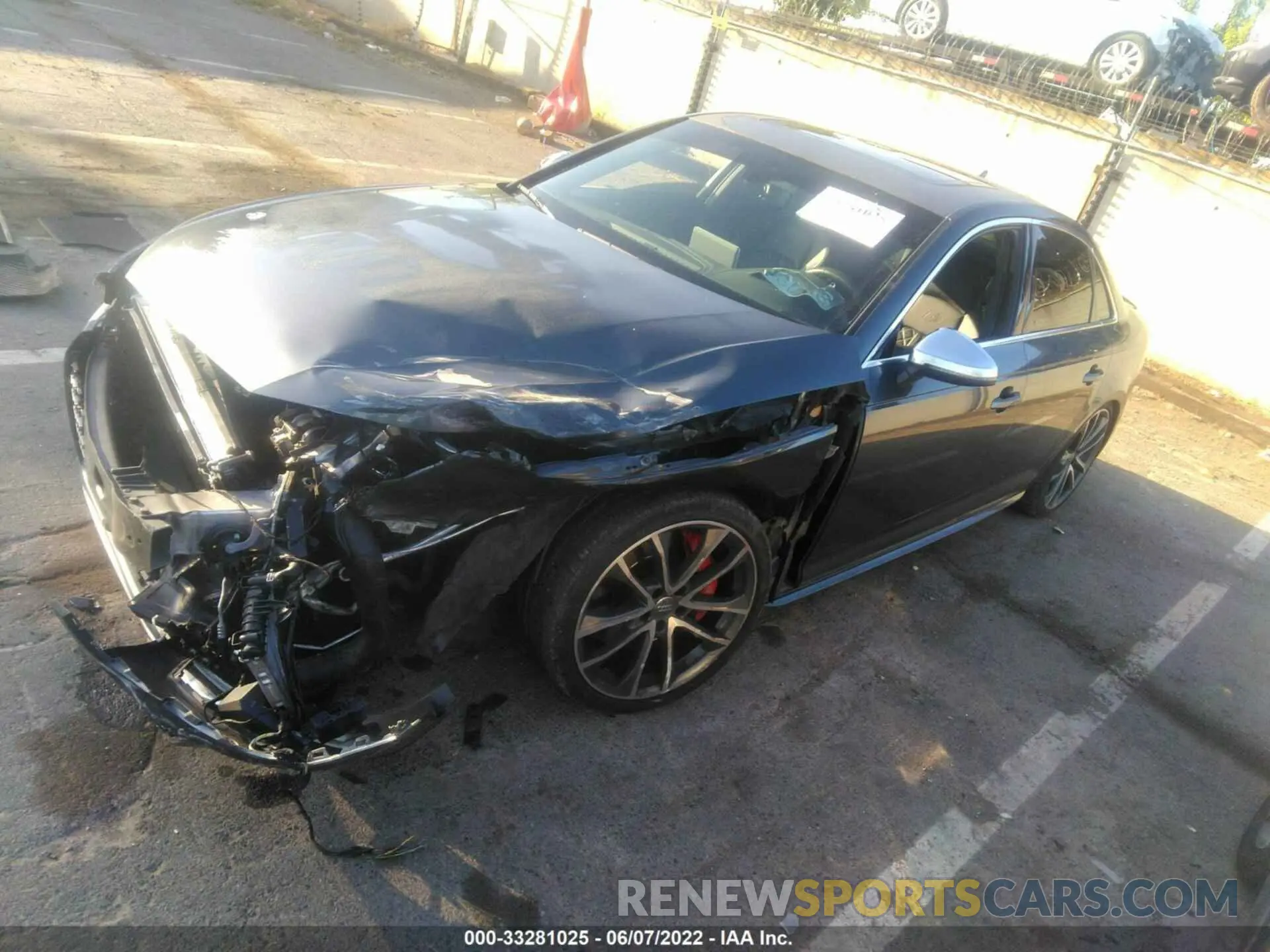 2 fotografías del automóvil dañado WAUB4AF48KA006975 AUDI S4 2019
