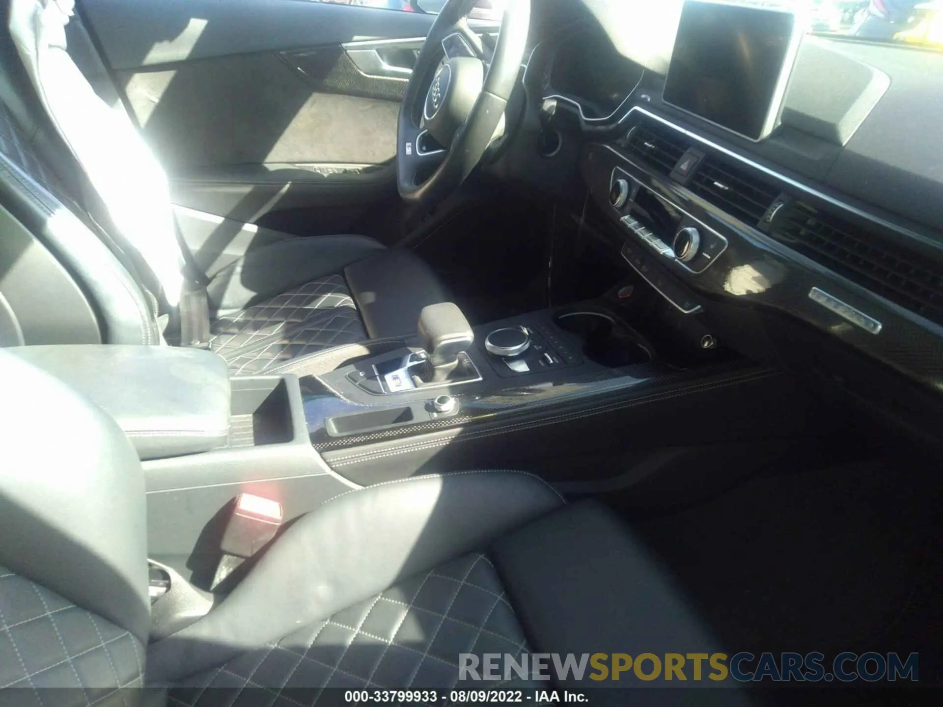 5 fotografías del automóvil dañado WAUB4AF4XKA014995 AUDI S4 2019