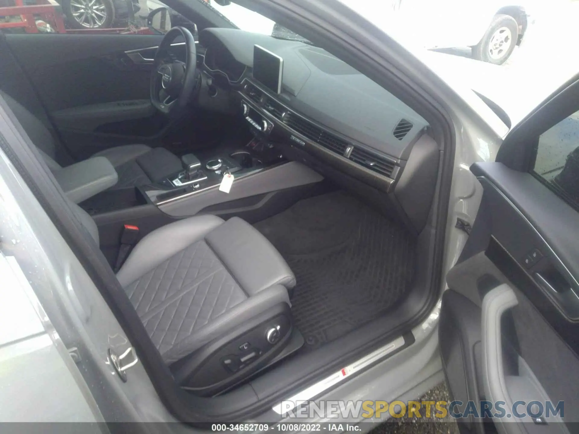 5 fotografías del automóvil dañado WAUC4AF44KA001437 AUDI S4 2019