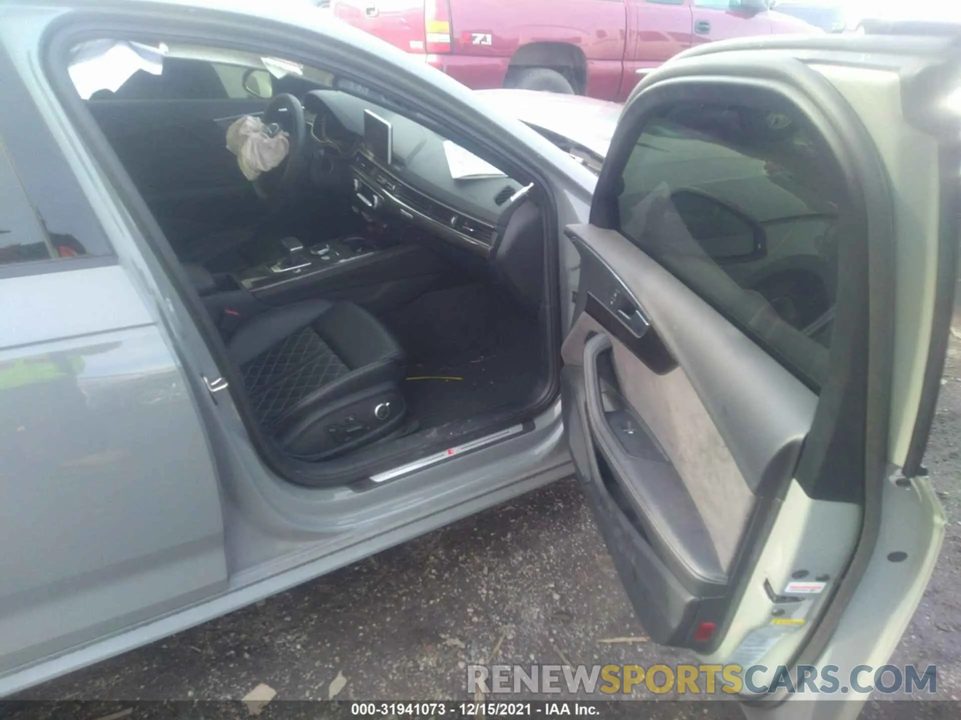 5 fotografías del automóvil dañado WAUC4AF49KA065747 AUDI S4 2019