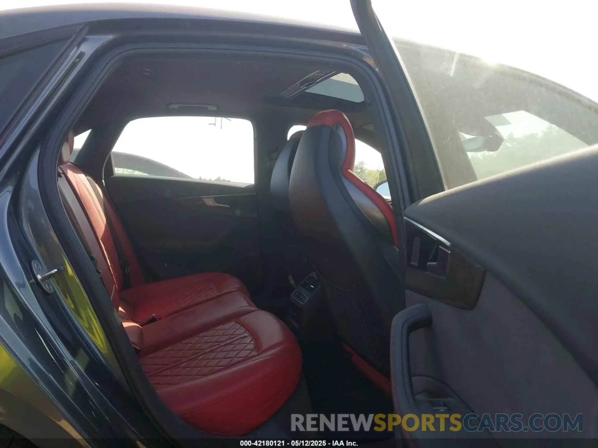 8 fotografías del automóvil dañado WAUC4AF43PA043654 AUDI S4 2023