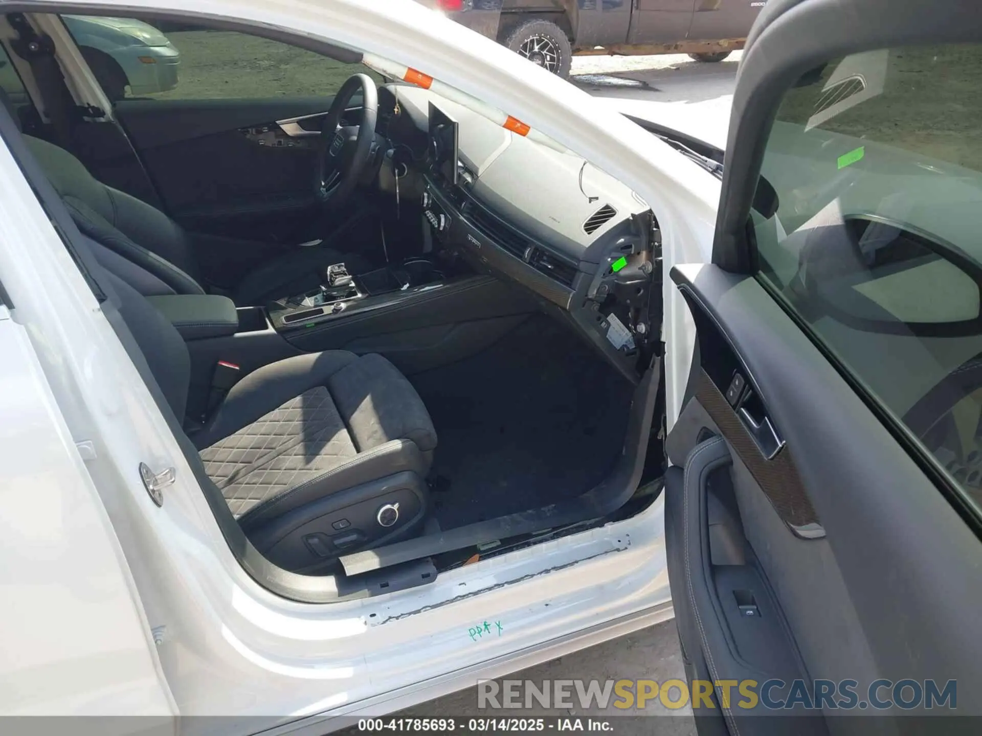 5 fotografías del automóvil dañado WAUB4AF43RA011009 AUDI S4 2024
