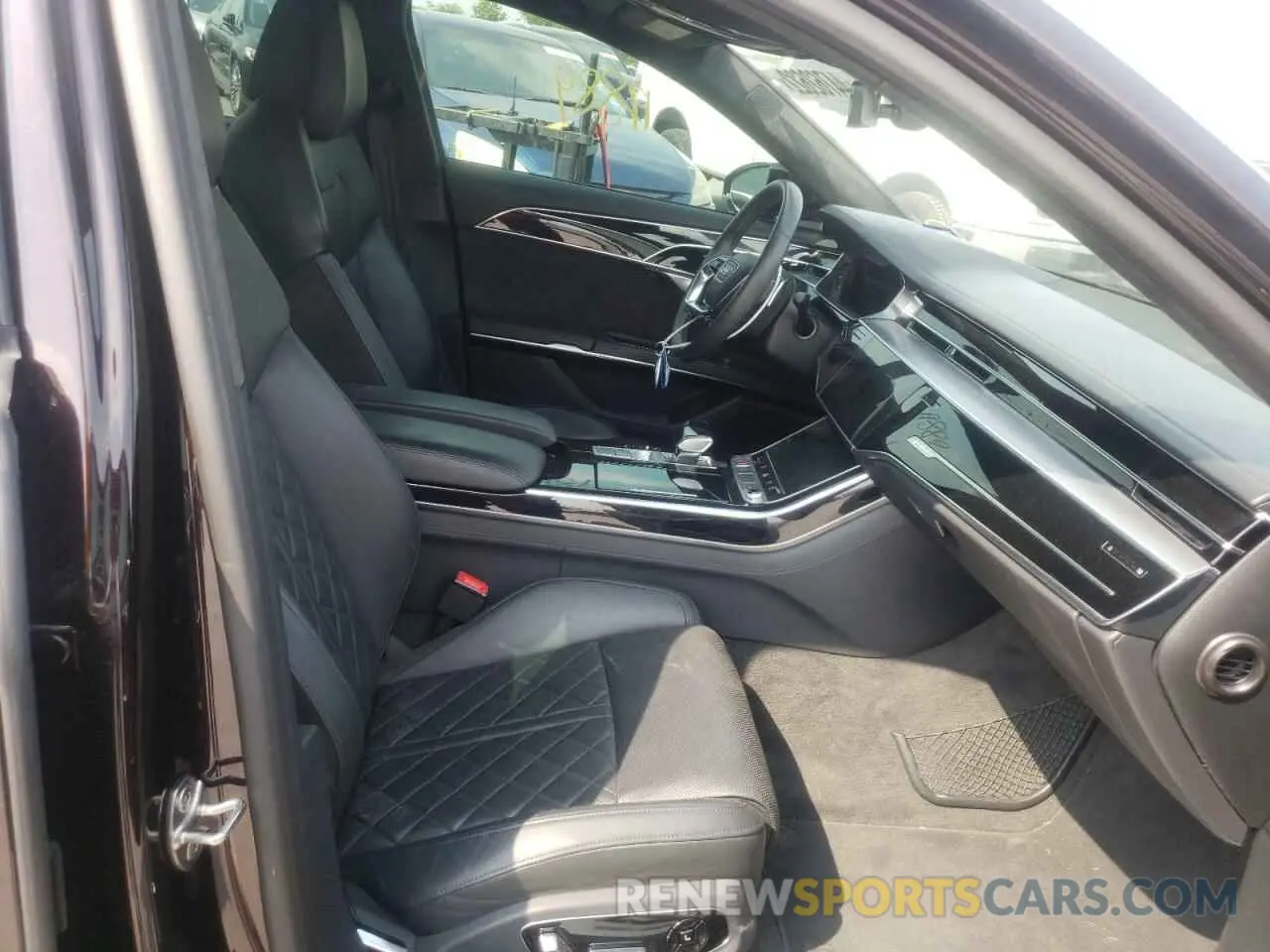 5 fotografías del automóvil dañado WAU8SAF83LN011904 AUDI S8 2020