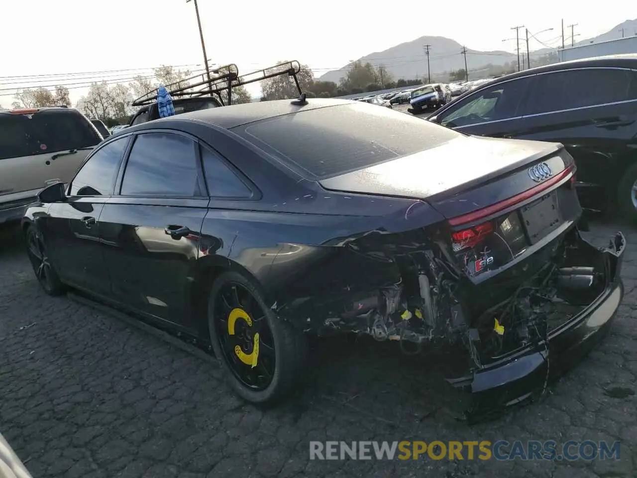2 fotografías del automóvil dañado WAU8SAF89LN013818 AUDI S8 2020