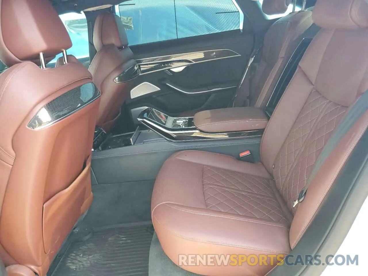 11 fotografías del automóvil dañado WAULSBF83NN008651 AUDI S8 2022