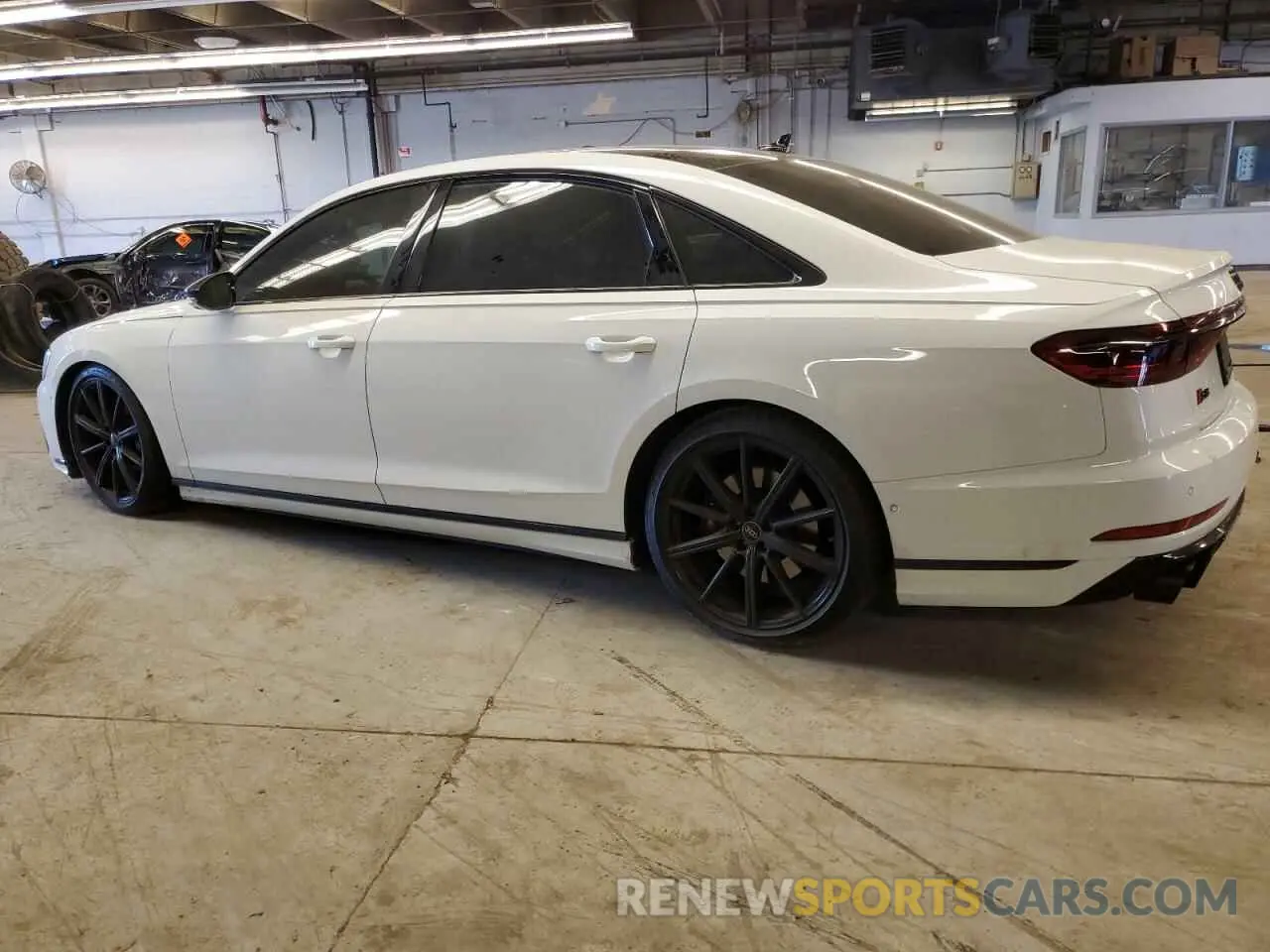 2 fotografías del automóvil dañado WAULSBF83NN008651 AUDI S8 2022