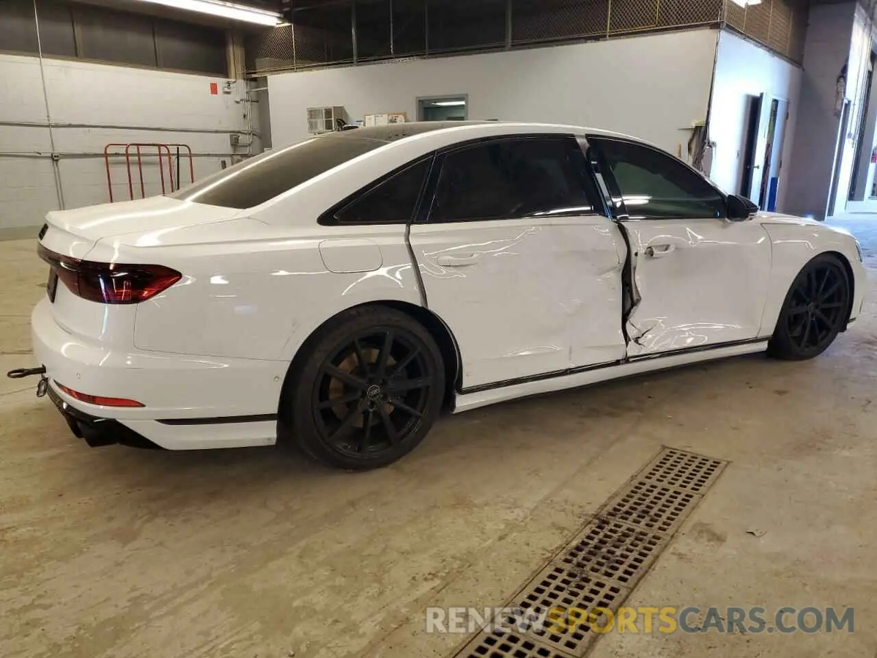 3 fotografías del automóvil dañado WAULSBF83NN008651 AUDI S8 2022