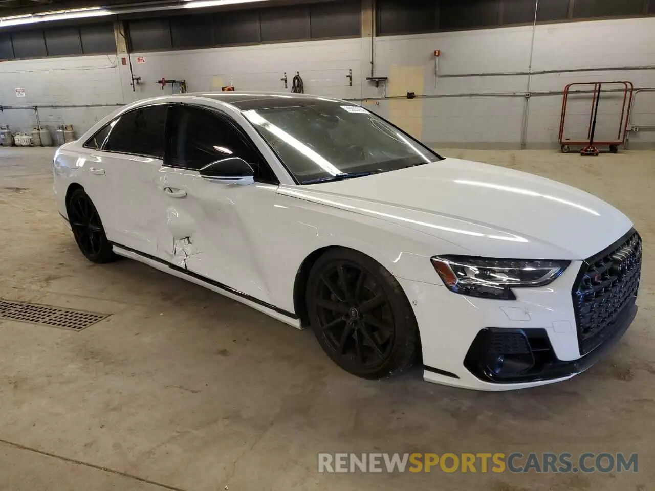 4 fotografías del automóvil dañado WAULSBF83NN008651 AUDI S8 2022