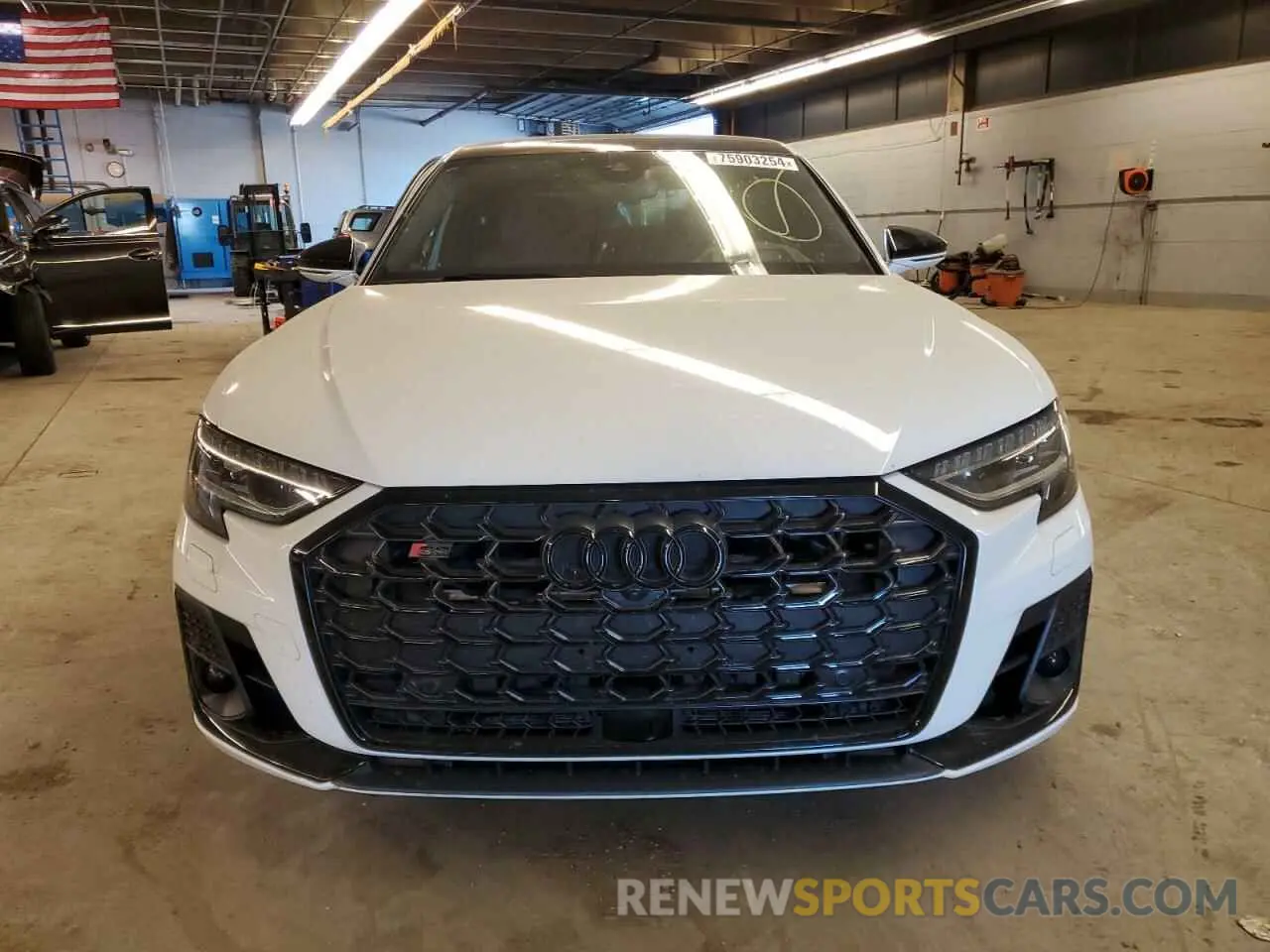 5 fotografías del automóvil dañado WAULSBF83NN008651 AUDI S8 2022