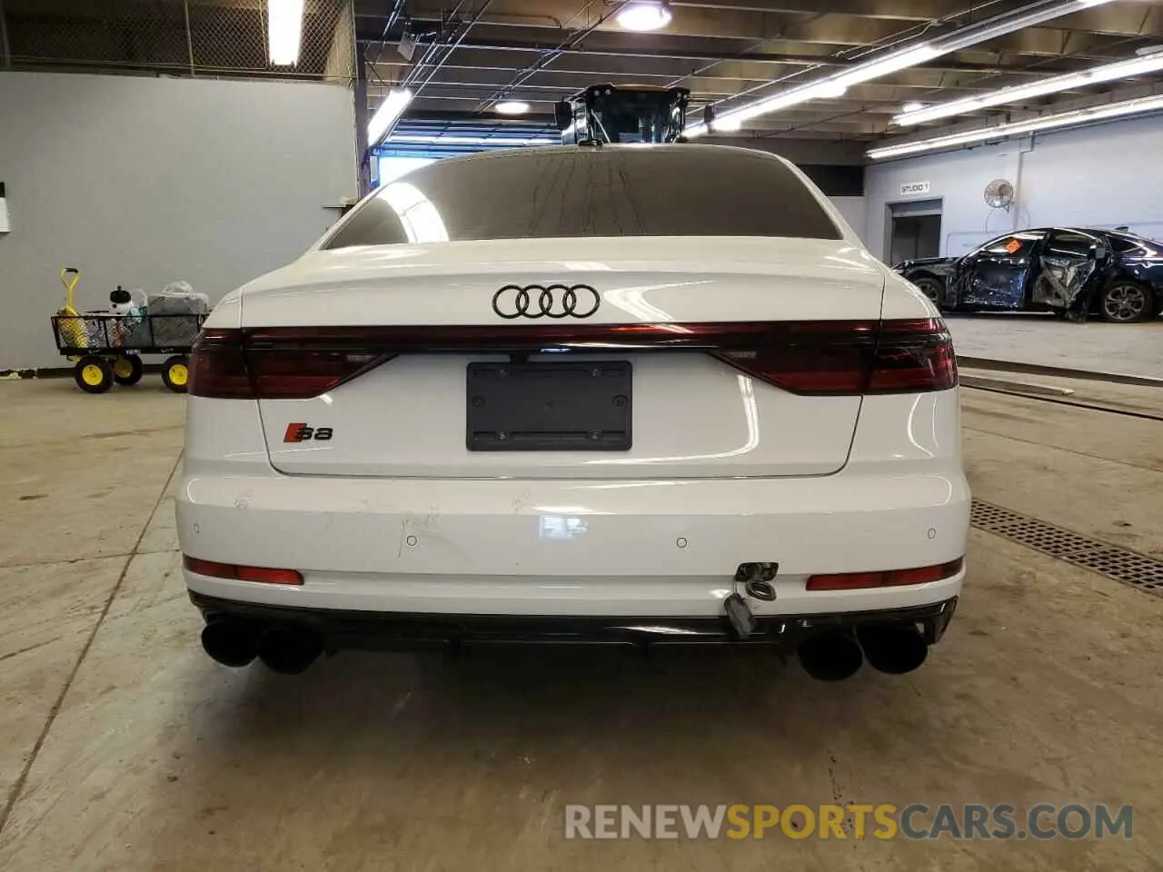 6 fotografías del automóvil dañado WAULSBF83NN008651 AUDI S8 2022