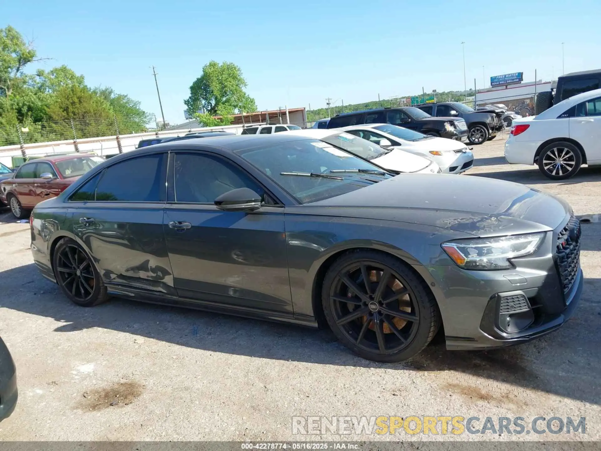 13 fotografías del automóvil dañado WAULSAF81PN011643 AUDI S8 2023