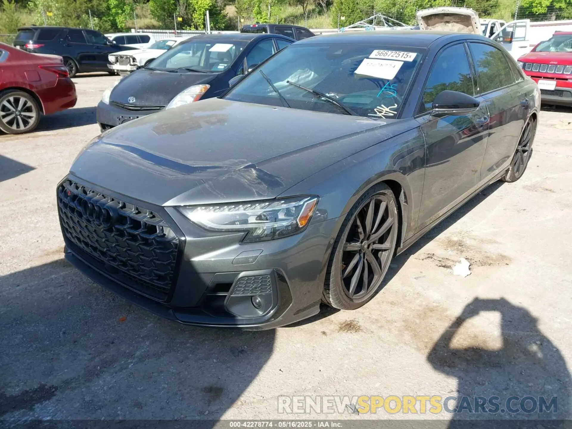 2 fotografías del automóvil dañado WAULSAF81PN011643 AUDI S8 2023