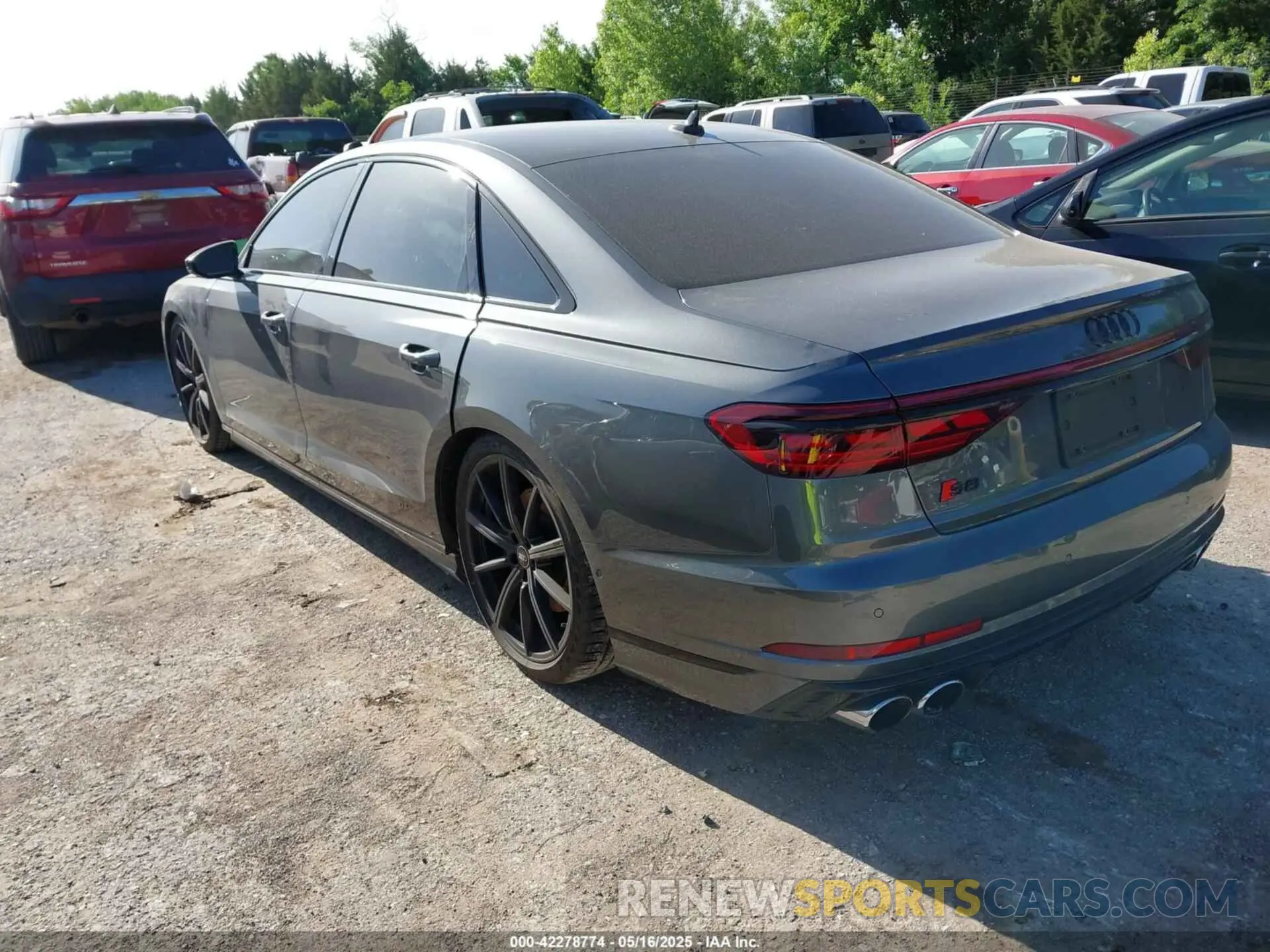 3 fotografías del automóvil dañado WAULSAF81PN011643 AUDI S8 2023