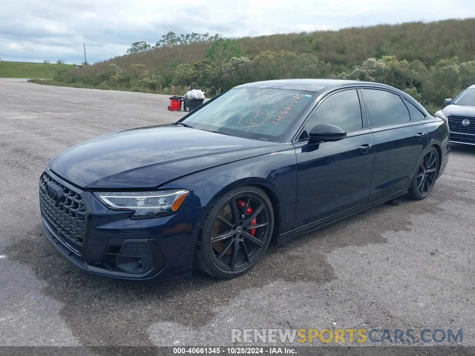 2 fotografías del automóvil dañado WAULSAF81PN013456 AUDI S8 2023
