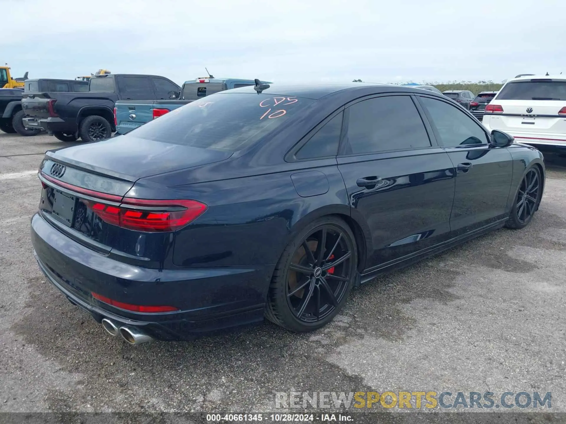 4 fotografías del automóvil dañado WAULSAF81PN013456 AUDI S8 2023