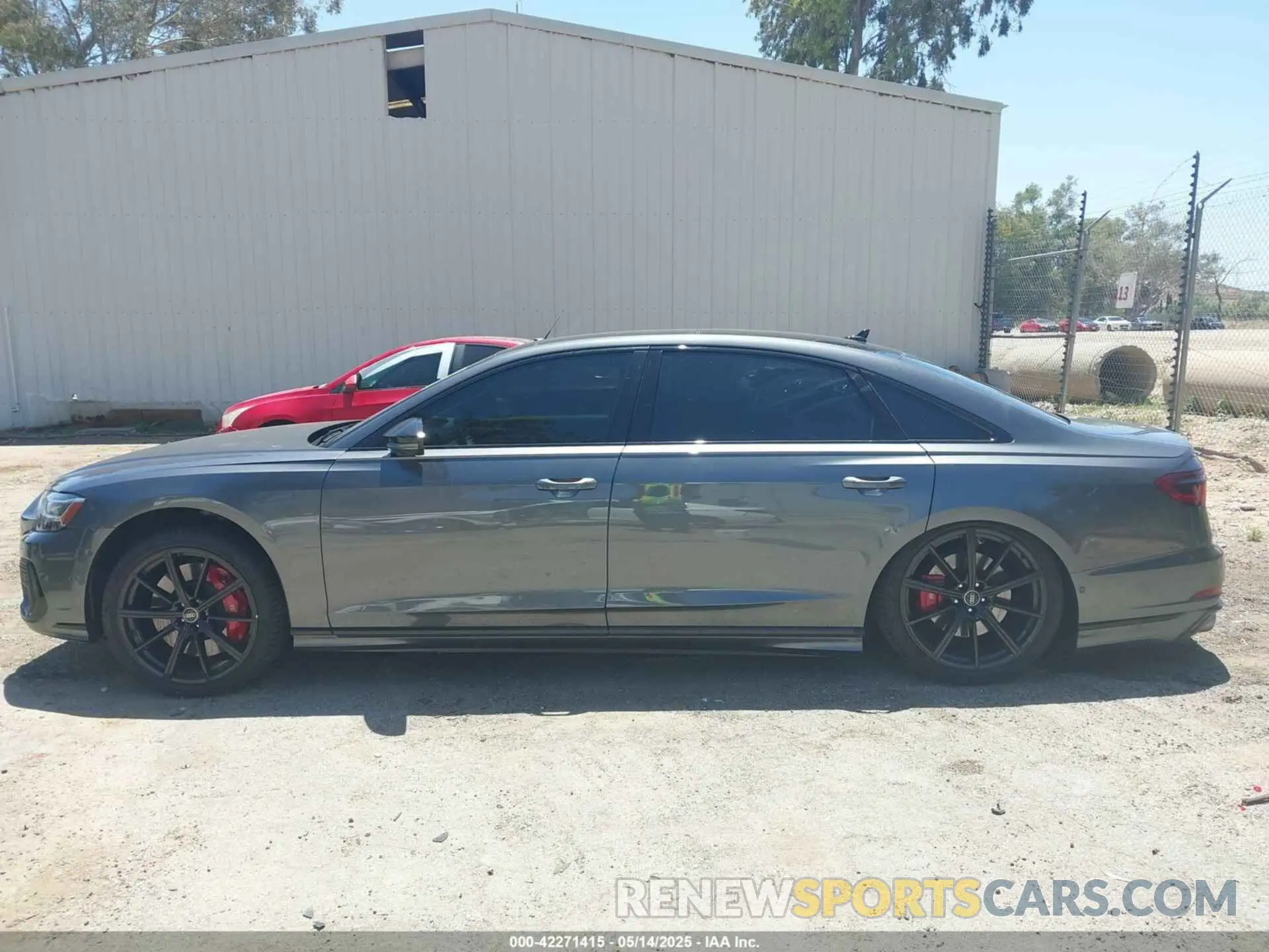 14 fotografías del automóvil dañado WAULSBF88PN002413 AUDI S8 2023
